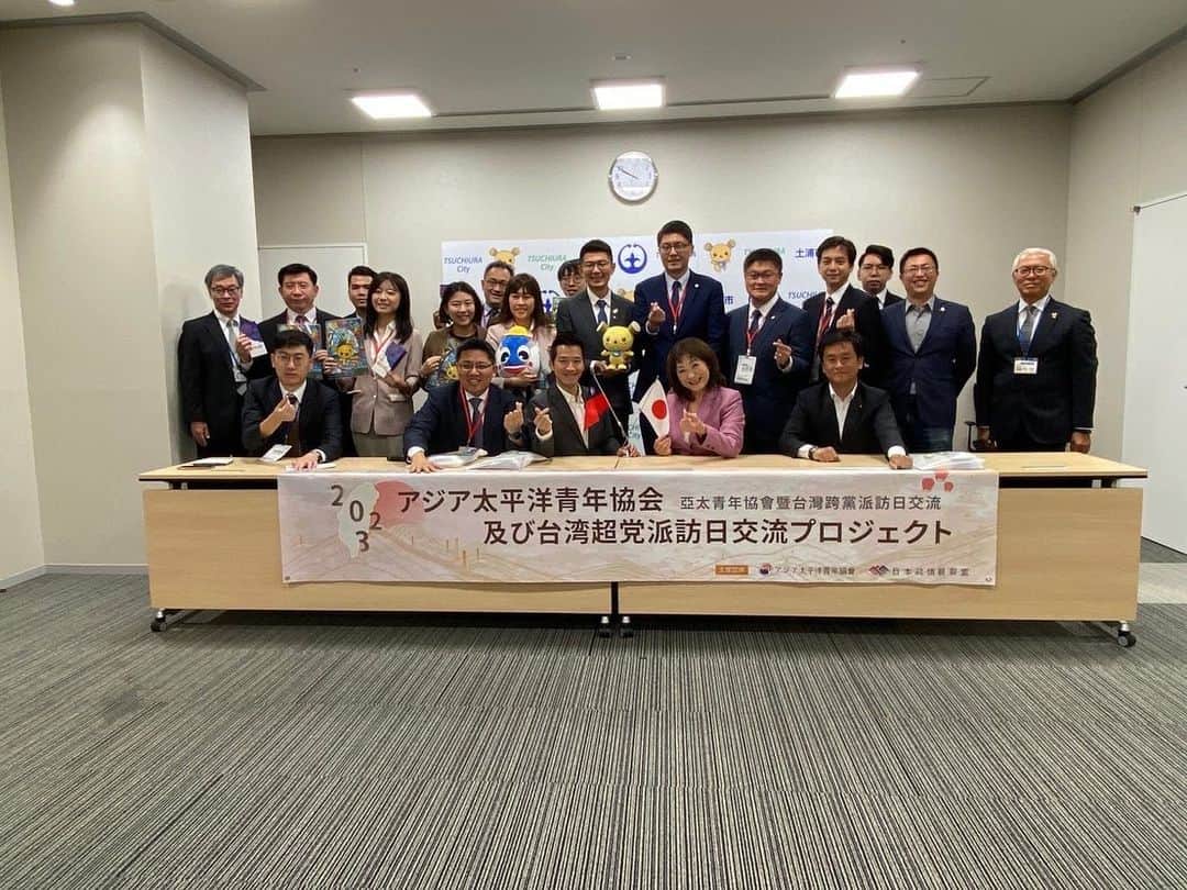 青山大人さんのインスタグラム写真 - (青山大人Instagram)「「民間レベルで日本と台湾🇹🇼の信頼関係を深めたい」そんな志の高い台湾の若者と台湾に住む日本人の若者の団体である「アジア太平洋青年協会」が事務局となり台湾の国会議員や地方議員、シンクタンクの方などが来日しています。  これまでの台湾の皆さまとのご縁で私のところへ茨城県を案内してほしいと頼まれたので、昨日今日と県庁や県議会、水戸の弘道館、先月台南市と姉妹都市を結んだ土浦市を案内したり、ライオンズクラブの皆様のご協力を得て夕食会を開催したり、かすみがうら市と台中議員団を繋げたりしました。  今回急なお願いにも関わらず、茨城県では党派を超えて日台友好に取り組んでおられるたくさんの議員の皆さまのご協力頂きました。ありがとうございました。この場を借りて御礼申し上げます☺️  明日は衆議院経済産業委員会で質問です。物価高対策や中小企業支援を質します。  #アジア太平洋青少年交流会 #台湾　#水戸 #弘道館 #台南 #土浦 #かすみがうら市 #台中 #台北 #新北 #桃園 #茨城県 #茨城 #日台友好」5月11日 17時43分 - aoyamayamato
