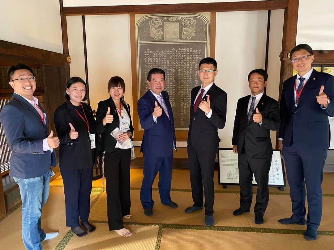 青山大人さんのインスタグラム写真 - (青山大人Instagram)「「民間レベルで日本と台湾🇹🇼の信頼関係を深めたい」そんな志の高い台湾の若者と台湾に住む日本人の若者の団体である「アジア太平洋青年協会」が事務局となり台湾の国会議員や地方議員、シンクタンクの方などが来日しています。  これまでの台湾の皆さまとのご縁で私のところへ茨城県を案内してほしいと頼まれたので、昨日今日と県庁や県議会、水戸の弘道館、先月台南市と姉妹都市を結んだ土浦市を案内したり、ライオンズクラブの皆様のご協力を得て夕食会を開催したり、かすみがうら市と台中議員団を繋げたりしました。  今回急なお願いにも関わらず、茨城県では党派を超えて日台友好に取り組んでおられるたくさんの議員の皆さまのご協力頂きました。ありがとうございました。この場を借りて御礼申し上げます☺️  明日は衆議院経済産業委員会で質問です。物価高対策や中小企業支援を質します。  #アジア太平洋青少年交流会 #台湾　#水戸 #弘道館 #台南 #土浦 #かすみがうら市 #台中 #台北 #新北 #桃園 #茨城県 #茨城 #日台友好」5月11日 17時43分 - aoyamayamato