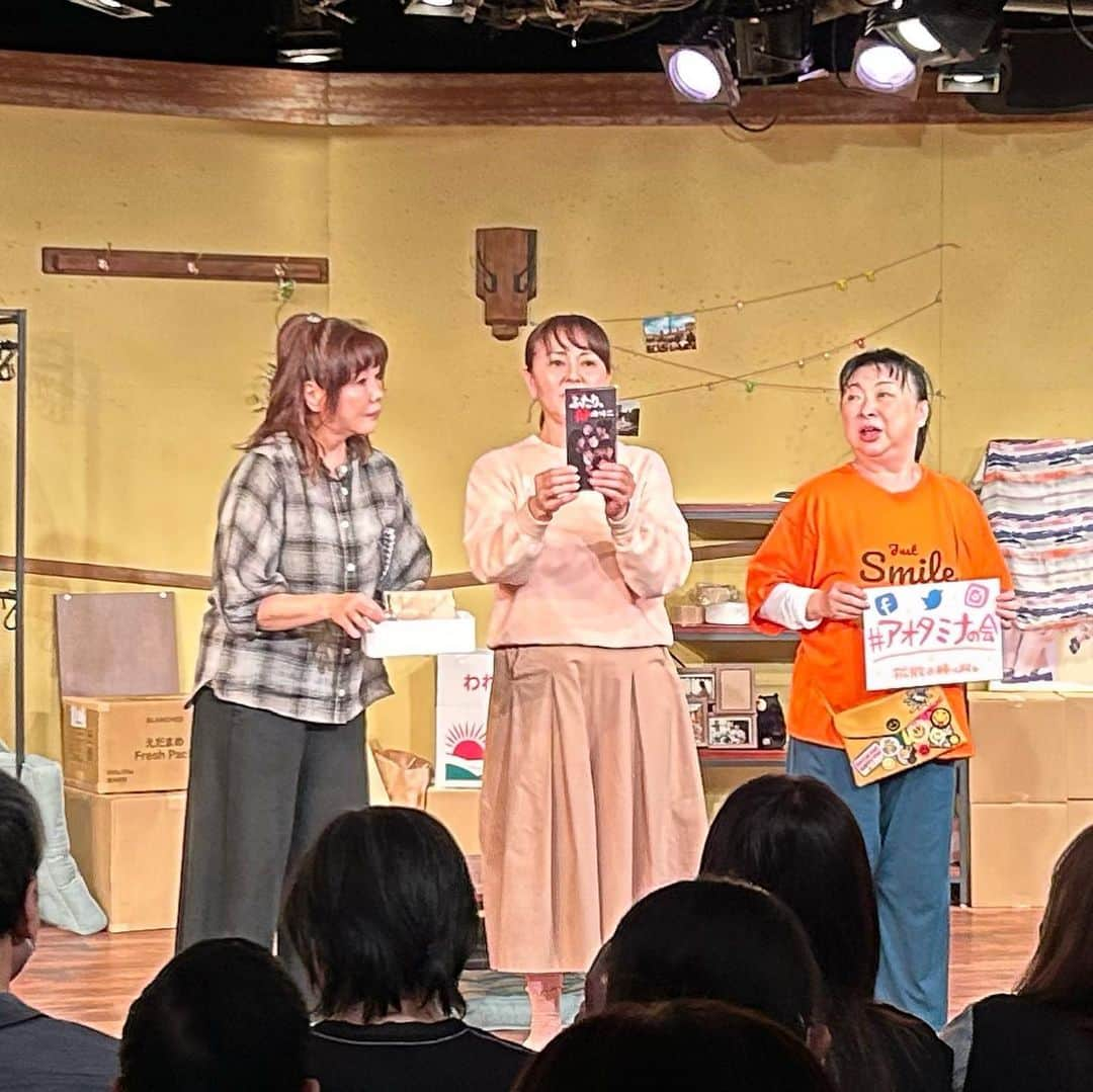 KABA.ちゃんさんのインスタグラム写真 - (KABA.ちゃんInstagram)「なっつ小川菜摘さん出演中の舞台「ふたり、静かに」観て来ました♪  タイトルにふたりって入ってるのに出演者は3人➕日替わりゲスト  始まりから、どゆこと、どゆこと？って引き込まれ90分あっとゆー間♪ 　　 ネタバレするから書けないけど、とにかく笑えるわけ〜🤣  セリフの量が半端ないのに、なっつがトラウマから？親身になり過ぎ怒りをぶちまけるシーン、もぅぅ大爆笑〜🤣🤣(ごめんね笑っちゃって🙏)  しかも、みーんなアラ還👏👏是非、アラ還パワー💪観て感じて欲しい〜❣️❣️  私が観た回の日替わりゲストは、ホンジャマカの石塚さんで、笑わないはずないのよ〜😆生まいう〜聞けたよ🤭✨  客席は近いし、写真タイムやアフタートークもあり、ボリューム満点のとっても楽しい舞台でした💕💕  なっつ、千秋楽まで頑張ってね〜❣️❣️  #なっつ @natsumi1230  #ふたり静かに　 #舞台 #演劇 #下北沢 #駅前劇場　 #いっぱい笑った #ネタバレするので書けないけど #セリフの量半端ない  #最後にどゆことかわかるストーリー #90分あっとゆー間 #皆んなアラ還 #アラ還パワーを観て感じて欲しい　 #写真タイムからアフタートークも楽しめる #ボリューム満点のとっても楽しい舞台でした #千秋楽まで頑張ってね」5月11日 17時44分 - kabachan_official