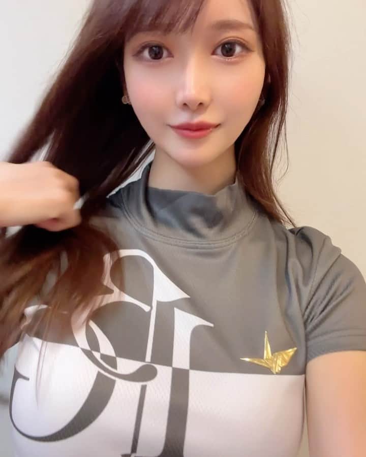 のインスタグラム：「. 全身 @1piu1uguale3_golf 💚 カーキってゴルフウェアでも私服でも なかなか着ないから新鮮〜！ . この大きめプリーツのスカートの形が可愛くて とってもお気に入り🫶🏻 白とネイビーも持ってるけど、 黒も買い足そうか迷い中。。🤔笑 . バイザーには長めのサテンリボンがついてて かわいすぎるの🥺🤍 . ウノピゥのウェアかっこよくて 大好き☺️💚 . . それと今日の朝方、地震あってびっくりした😵‍💫 関東の方々大丈夫でしたか？？ . . #ゴルフ女子#ゴルフ#ゴルフウェア#ゴルフコーデ#ウノピゥウノウグァーレトレ#ウノピゥ#ウノピュウノウグァーレトレ#1piu1uguale3#1piu1uguale3golf#golf#golflife#golfaddict#golfstagram#golfclub#golfcourse#golfday#japanesegirl」