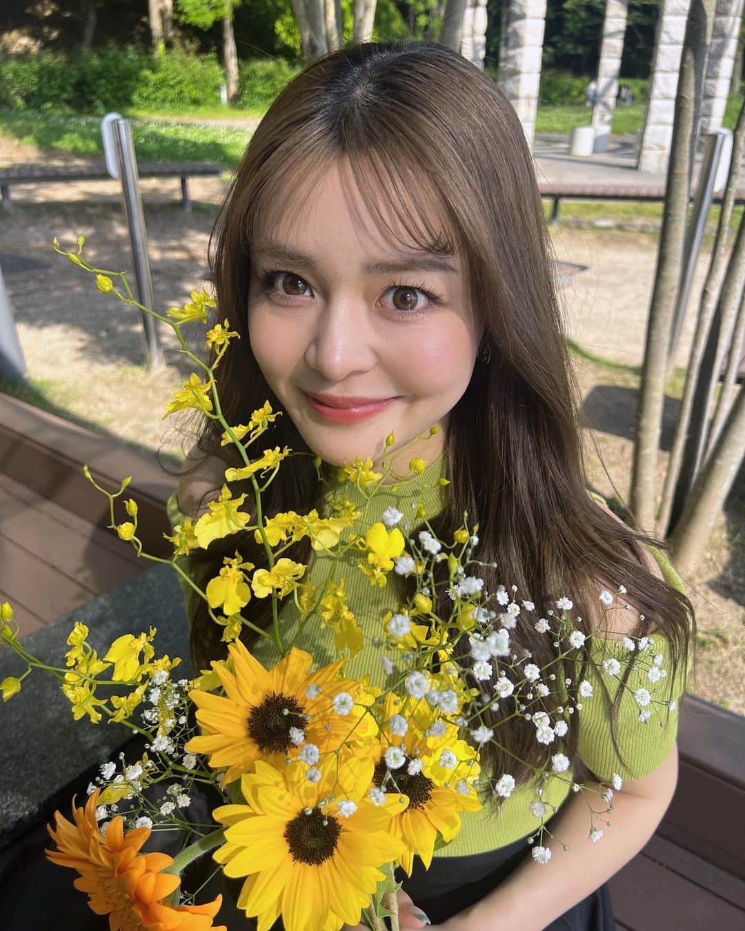 のインスタグラム：「🌻🤍 本当天才カメラマン📷笑 @mibuki__.39  #lagunamoon#オリーブベージュ#ヘアカラー#ブリーチ#福岡#大濠公園」