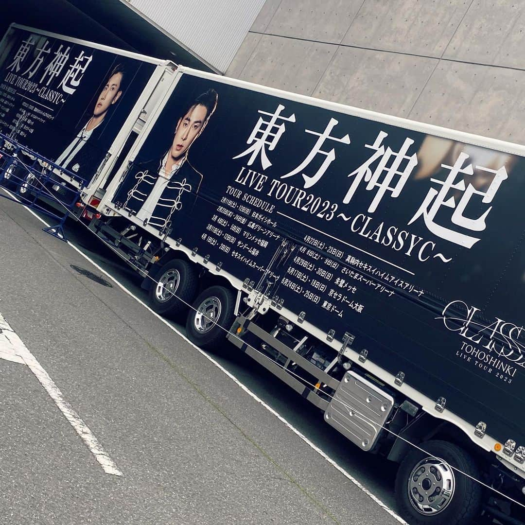 SONNYさんのインスタグラム写真 - (SONNYInstagram)「【東方神起 LIVE TOUR 2023 〜CLASSYC〜】 アリーナファイナル見に行ってきました。 久々に馴染みがありすぎる現場へ足を運び、長年勤めた昔の職場に戻って来たような感覚。気づいたら、スタッフや演者とハグと握手で久々の再会を心から喜べました。  自分が東方神起のツアーダンサーとして活動を始めたのが2006年の1st Tour “Heart Mind and Soul” そこから歴代11個のツアーに参加し、今回初めて自分がダンサーとしてでは無く、お客さん目線でライブを観る側として参戦しました。  客席では無く、あえて落ち着く卓から観させて頂きありがたい経験が出来、またここ数年での自分の活動や仕事の変化を迎え色々と感情深い1日でした。  いつの時代も、愛と、暖かさと、勇気に溢れる東方神起の現場とライブ。この現場で経験した事、学んだ事は一生の財産。  ツアーはまだ追加講演のドームが4本あります！ ファンの皆さん楽しみに待ちましょう！  I was able to attend 【TOHOSHINKI LIVE TOUR 2023 〜CLASSYC〜】Arena Live Final. It felt like I was back at my old work, reuniting  with the staff, dancers, band and the artist with big hugs and handshakes.   I started my career as a TOUR DANCER for TOHOSHINKI back in 2006, from their first tour “Heart, Mind and Soul”  Ever since, I’ve been part of this crew for 11 TOURS total and it was my first time seeing the live from the audience point of view.   It was such an unforgettable experience being able to see the live from the directors booth. Had so many emotions since I’ve gone through a lot of changes in my dance career and the way I work in these couple of years.   I can tell you that TOHOSHINKI’S live and family is always full of love, kindness and courage. The many experiences and the learnings from being part of this crew will always be a big part of my life.  There’s 4 more dome live coming up! Can’t wait!  @tvxq.official  @yunho2154  @changmin88   #東方神起 #TVXQ #classyc #TOHODANCERS #東方ダンサーズ  #ハンドサインはCLASSYCのC」5月11日 17時53分 - sonnyprimetime