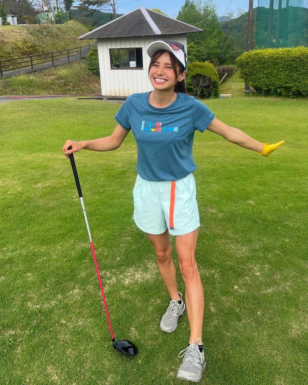 のインスタグラム：「GWにゴルフ行って来た〜！！​ ⁡​ めちゃくちゃ良い天気で気持ちいいエンジョイゴルフ⛳️​ ⁡​ 初夏にちょうどいいサラッとした @llbeanjapan  のウェアにポニーテールでヘルシーなコーデ👕​ ⁡​ ランニングや私服としても使えそうなサラサラ生地で良き🤤​ ⁡​ あたしが着てるやつ以外にも色んな種類があるから @llbeanjapan に飛んで見てみて🤤​ ⁡​ ​ #PR​ #エルエルビーン​ #LLbean​ #BeanOutsider​ #workout #training #sport  #wear #sportwear #スポーツ #筋トレ女子 #筋トレ #ワークアウト #スポーツウェア #筋肉 #筋肉美 #go  #run #running  #marathon  #ゴルフ #ゴルフ女子 #ゴルフ好き ​」
