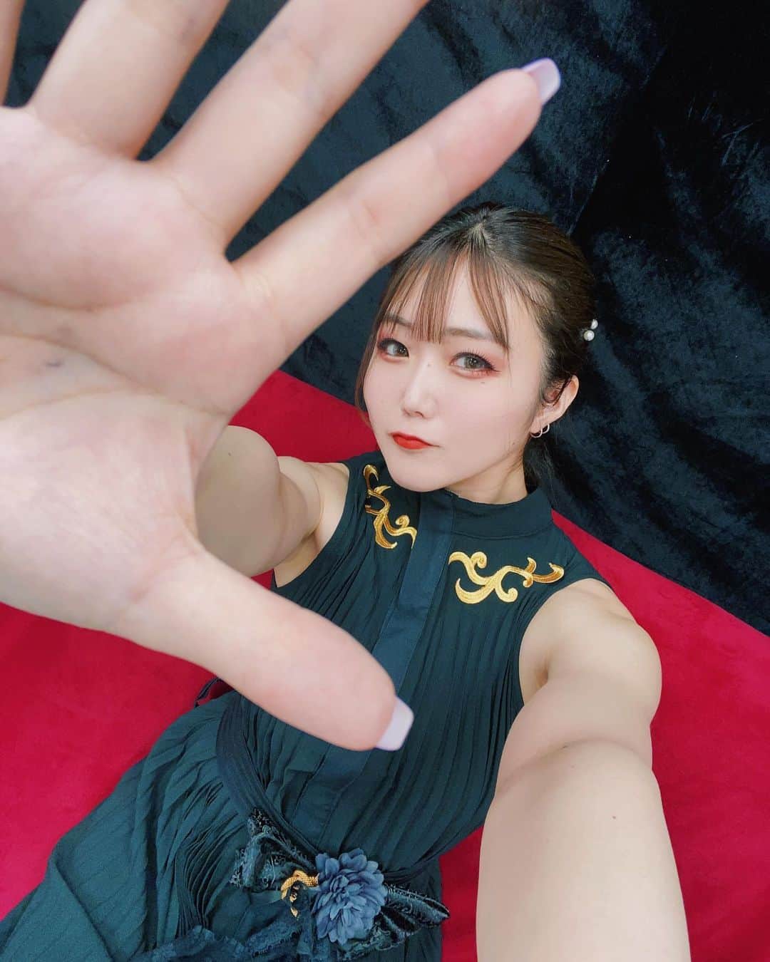 藤田早希のインスタグラム：「6月舞台のビジュアル撮影でした☺️ 今までの中で1番大人っぽいビジュアル かもしれん🥹 みんなとっても優しいんです👶🏻🍼 バブは嬉しみでございます🩷. . ☆☆☆☆☆☆☆☆☆☆☆☆☆☆☆☆☆☆☆☆☆☆☆. .  It was a visual shoot for the stage in June☺️ The most mature visual ever Maybe 🥹 Everyone is so kind👶🏻🍼 Bub is happy 🩷. .  6월 무대의 비주얼 촬영이었습니다☺️ 지금까지 1번 어른 같은 비주얼 어쩌면 🥹 모두가 매우 친절합니다 👶🏻🍼 바브는 기쁘다 🩷. . ☆☆☆☆☆☆☆☆☆☆☆☆☆☆☆☆☆☆☆☆☆☆☆. . . .  #芝居 #東京 #下北沢 #演劇 #リア王 #歓楽街の女王リア . . . .」