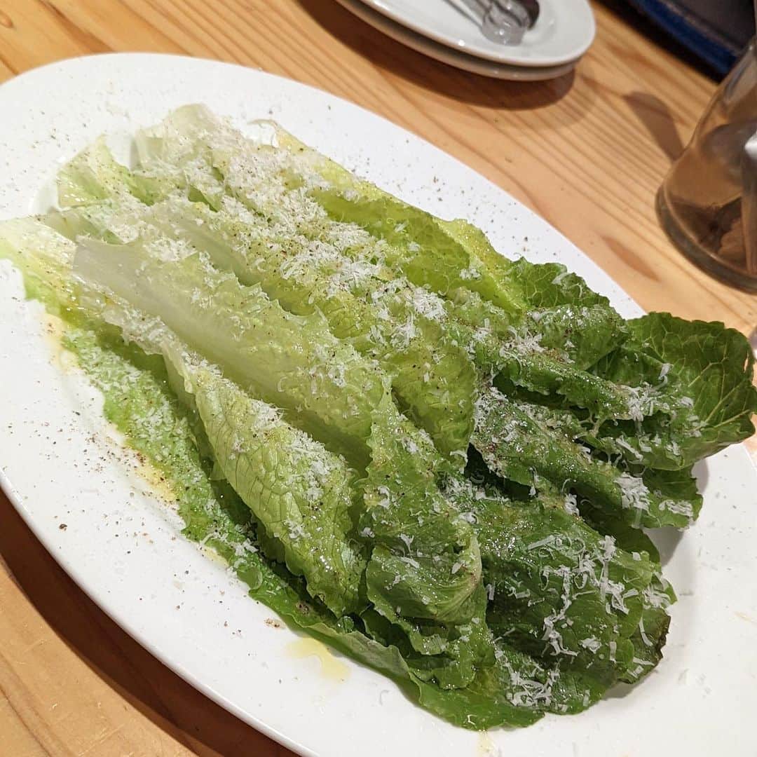 大見さなえさんのインスタグラム写真 - (大見さなえInstagram)「代官山『ファロ』☺️✨ 焚き火イタリアン🇮🇹🍽 厨房を囲み込むカウンターで 炭火焼きを中心としたお料理を楽しめる🔥 ⁡ 名物【とうもろこしの冷奴とウニ】 甘くなめらかなとうもろこしのムースに 濃厚な雲丹と粗塩がいいアクセント♪ ⁡ 炭火焼きのお肉料理や、ナスも丸ごと🍆🔥 グラスワインも豊富なの嬉しい🍷 ⁡ 温かい雰囲気でデートや女子会にも🙆‍♀️ ーーーーーーーーーーーーーーーーーーーー エリア　代官山 食べログ予算　10,000円〜14,999円 オススメ　とうもろこしの冷奴とウニ ーーーーーーーーーーーーーーーーーーーー 読んでくださってありがとうございます💓 🔖@tabe_megumi 東京・福岡を中心に 美味しいお店を紹介してます☺️ チェックしてみてね✨ ーーーーーーーーーーーーーーーーーーーー #ファロ #falo #代官山グルメ #代官山イタリアン #イタリアン #とうもろこしの冷奴とウニ #東京グルメ #Italian #めぐログ_イタリアン #めぐログ_代官山」5月11日 17時59分 - tabe_megumi