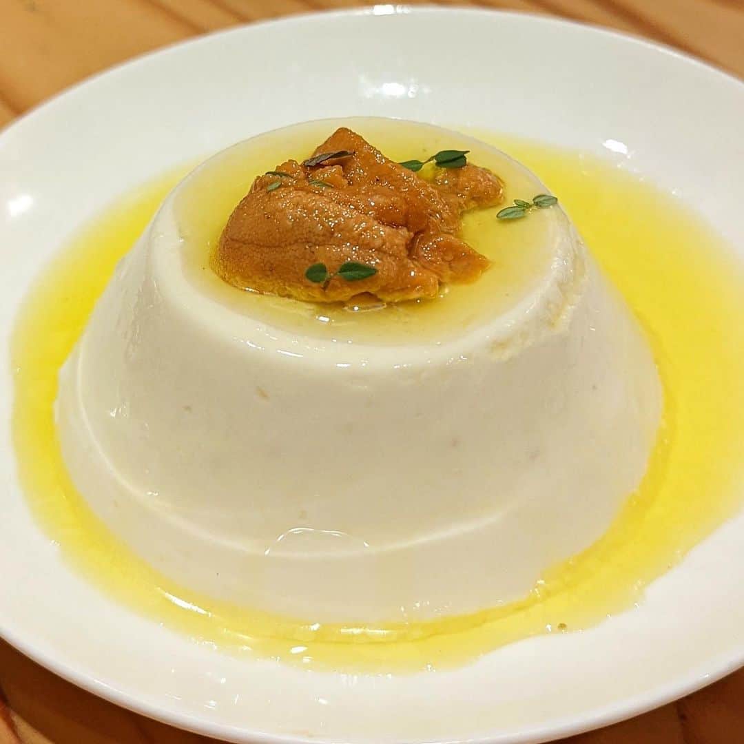 大見さなえさんのインスタグラム写真 - (大見さなえInstagram)「代官山『ファロ』☺️✨ 焚き火イタリアン🇮🇹🍽 厨房を囲み込むカウンターで 炭火焼きを中心としたお料理を楽しめる🔥 ⁡ 名物【とうもろこしの冷奴とウニ】 甘くなめらかなとうもろこしのムースに 濃厚な雲丹と粗塩がいいアクセント♪ ⁡ 炭火焼きのお肉料理や、ナスも丸ごと🍆🔥 グラスワインも豊富なの嬉しい🍷 ⁡ 温かい雰囲気でデートや女子会にも🙆‍♀️ ーーーーーーーーーーーーーーーーーーーー エリア　代官山 食べログ予算　10,000円〜14,999円 オススメ　とうもろこしの冷奴とウニ ーーーーーーーーーーーーーーーーーーーー 読んでくださってありがとうございます💓 🔖@tabe_megumi 東京・福岡を中心に 美味しいお店を紹介してます☺️ チェックしてみてね✨ ーーーーーーーーーーーーーーーーーーーー #ファロ #falo #代官山グルメ #代官山イタリアン #イタリアン #とうもろこしの冷奴とウニ #東京グルメ #Italian #めぐログ_イタリアン #めぐログ_代官山」5月11日 17時59分 - tabe_megumi