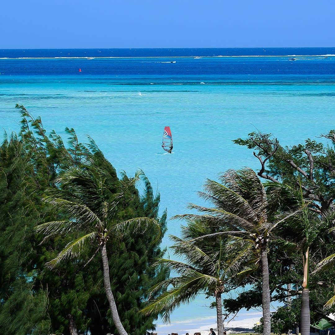 マリアナ政府観光局さんのインスタグラム写真 - (マリアナ政府観光局Instagram)「📍 #マイクロビーチ / #MicroBeach  　　　　　　　　　　　　　 サイパン島の西側、ガラパンのリゾートホテル前に広がるマイクロビーチ。 タナパグ・リーフ（サンゴ礁）に囲まれたこの穏やかなビーチは、思わず裸足で歩きたくなるホワイトサンドが美しいビーチでもあります。 　　　　　　　　　　　　　 海の色が1日に7回も変わると言われるマイクロビーチでは、サンセットやマジックアワーには多くの人が美しい夕日を眺めたり写真を撮ったりしながら、神秘的な美しさを楽しんでいます。 　　　　　　　　　　　　　 このマイクロビーチは休日になるとBBQが大好きなローカルたちがビーチ北側のアメリカンメモリアルパークを訪れてBBQを楽しむことでも有名な、”BBQスポット”でもあります。 休日のマイクロビーチでBBQを楽しむローカルを見かけたら恥ずかしがらずに笑顔で「ハファダイ！」と挨拶をしてみてください。 恥ずかしがりやだけど気の良いローカルたちは、きっと笑顔で挨拶を返してくれることでしょう😊 　　　　　　　　　　 　　　　　　　　　　　　　 📸 @junjitakasago @yuuuuuya1001 　　　　　　　　　　　　　 マリアナの島にすむ人々しか知らなかった美しい風景をあつめた「マリアナ30の宝もの」 ”マイクロビーチ”を動画で見る ⏩https://youtu.be/V8eJlRbOWhw 　　　　　　　　　　　　　 　　　　　　　　　　　　　 ￣￣￣￣￣￣￣￣￣￣￣￣ @mymarianas_mva ではサイパン、テニアン、ロタの観光情報やキャンペーン情報を紹介しています。フォローして旅行準備に役立ててくださいね。　 　　　　　　　　　　　　　 2022/9/1 成田～サイパン 🏝 直行便就航 成田発　週3便（火・木・日） 　　　　　　　　　　　　　 🆕 LINE公式アカウントはじめました！ ⏩ https://lin.ee/B0xikK8　 ＿＿＿＿＿＿＿＿＿＿＿＿ 　　　　　　　　　　　　　 #サイパン #テニアン #ロタ島 #海 #ビーチ #絶景スポット #絶景辞典  #海外旅行 #直行便で行くリゾート #世界旅行 #島旅 #離島巡り #景色最高  #南の島 #サイパンの海 #海の写真 #サイパン旅行 #マリアナ旅行 #海が好き #saipan #beach #beautifuldestinations #beachview #awesome_earthpix #mymarianas #marianagenic」5月11日 18時00分 - mymarianas_mva