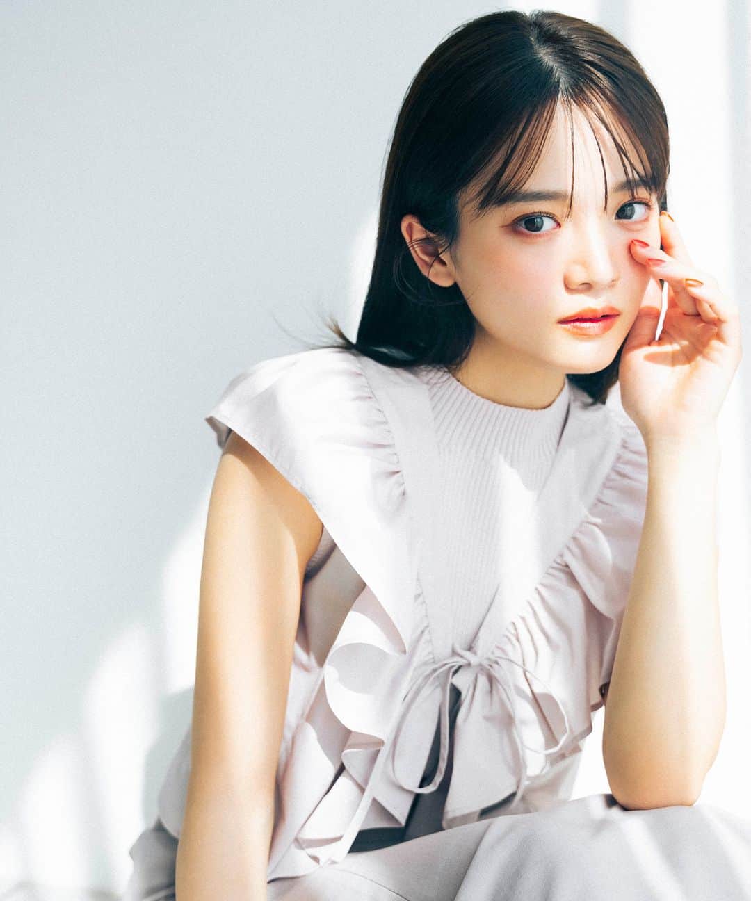 NATURAL BEAUTY BASICのインスタグラム：「Limited Items Feat.Karin Takubo  フリルにジップスリット…ワンツーコーデに ぐっと差がつくプレイフルなディテールが満載  ハリのあるデコラなフリルが着映え感抜群のトップスは、ノースリニットとボレロをレイヤードしたイマドキなセットアイテム。落ち感のあるマーメイドシルエットのスカートとニュアンストーンを作ることで、ぐっと洗練されたスタイリッシュな印象に。スカートのサイドジップから覗かせた素肌でヘルシーな女らしさを纏って。  ■リブニット×フリルボレロセット ¥8,910 tax in size:FR color:クロ/ニュアンスピンク/ロイヤルブルー #0173170531  モックネックのノースリーブリブニットと、ハリ感のあるTC素材のフリルボレロの組み合わせで、甘辛テイストを叶える今年らしいSETアイテム。今年トレンドのボレロはボリュームのあるギャザーを入れたフリルディテールが映え、フロントの共紐リボン結びで着ていただけます。インナーのリブニットはタックインをして、短丈ボレロを合わせれば、旬なコーディネートが完成します。 ニットは清涼感のあるシャリッとしたタッチの糸をリブ編みですっきりと仕上げました。ボレロはきれいな目面のハリ感のあるTC素材を使用しています。  ■ジップマーメイドスカート ¥10,450 tax in size:S/M/PS color:チャコール/ベージュ #0173120531  サイドのWジップディテールがポイントのマーメイドシルエットのスカート。ハイウエスト仕様とウエストラインにゆるやかなカーブを効かせ、脚長効果が期待できます。Wファスナーの開閉で、今年トレンドの深めのスリットデザインにするなど、お好きな位置でアレンジができます。 ファスナーすべて開けることができます。 ほどよく肉感があり、体のラインを拾いにくい合繊素材を使用。※裏地あり  ---------------------------------------  本日より公式オンラインサイトにてプレオーダー受付スタート✨ 5/17(水)～下記店舗にて順次販売となります。 ＜取り扱い店舗・オンラインストア＞ ルクア大阪(5/17～) ルミネ大宮(5/18～) ルミネ池袋(5/18～) ルミネ荻窪(5/18～) NBB公式オンラインストア（SANEI bd ONLINE)(5/25予定)  #田久保夏鈴 さん #LIMITEDEDITION #限定商品 #限定 #予約 #プレオーダー #マーメイドスカート #ノースリーブニット #ボレロ #お出かけコーデ #スリットスカート #オフィスコーデ #オフィスカジュアル #通勤コーデ #大人可愛い #初夏コーデ #カラーコーデ #オレンジコーデ #着回しコーデ #きれいめカジュアル #ベーシックコーデ #ベーシック #ナチュラルコーデ #トレンドスタイル #シンプルコーデ #ナチュラルビューティーベーシック #naturalbeautybasic」