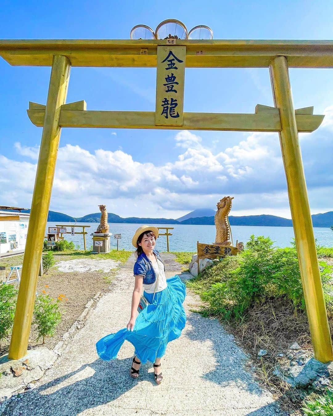 ジェットスター航空のインスタグラム：「行きたい！と思ったら【いいね❤️】 #jettabi_japan #鹿児島編🍠 九州で一番大きい湖のほとりに建てられた #黄金の鳥居 ⛩  薩摩半島南部の指宿市にある九州最大の湖、池田湖のパワースポット✨ 湖のほとりに建てられた金色に輝く鳥居の先には、湖と開聞岳が一望でき、まさにフォトジェニック💖  鳥居のそばには、池田湖の竜宮伝説にちなんだ「金豊龍」が祀られており、お賽銭を供えると口から幸せの水を吹くんだとか🐉 また、鳥居の上にあるカゴにお金を投げ入れる投げ銭や、ちいさなくぐり鳥居のほか、鯉の餌やりも楽しめるのだそう。  金運に御利益があるそうなので、金運アップを祈願したい方は、ぜひ訪れてみては？ 近くにはおしゃれなカフェ☕やキャンプ場⛺️もあるので、ゆっくりできそうでスター⭐  【黄金の鳥居】 📍鹿児島県指宿市池田3164-8  -------------------------------------------- ／ 📣ジェットスターなら、鹿児島まで ＼ ✈︎東京（成田）から 片道¥5,590〜  鹿児島～東京（成田）路線は、おかげさまで5月31日に就航10周年を迎えます🎉 今後もより多くのお客様に、安全かつ安心してご利用いただける気軽な空の旅を提供してまいります✈️  --------------------------------------------  ジェットスター・ジャパン公式アカウント（@jetstar_japan）では「“次に行きたい”が見つかる」をテーマに就航地の魅力をご紹介✈️⭐️「#jettabi_japan」をつけて、皆さんのFun&Happyな旅の思い出をぜひご投稿ください！素敵なお写真は、公式アカウントでご紹介させていただきます♪  ⭐️Special thanks📸 by @hirosakimisa_jawelrytrunk（1、5枚目）、 @ryh.photo（2枚目）、@masumi.nakajima0805（3枚目）、@0409wedding.yy（4枚目）  --------------------------------------------  ※運賃はエコノミークラス「Starter」。支払手数料、空港使用料等が別途必要です。受託手荷物の料金は含まれません。諸条件が適用されます。 ※就航地のご紹介内容に関する最新情報は、下記の参照サイト等でご確認ください。 -------------------------------------------- 【参照サイト】 鹿児島観光サイト「かごしまの旅」 --------------------------------------------  #鹿児島 #鹿児島観光 #鹿児島旅行 #ジェットスター #jetstar #jetstar_japan #LCC #trip #旅好きな人と繋がりたい #パワースポット #インスタ映え #kagoshima #kagoshimajapan #池田湖 #開聞岳 #幸せの水を吹く金豊龍 #金運 #九州観光 #九州 #九州ぐらむ」