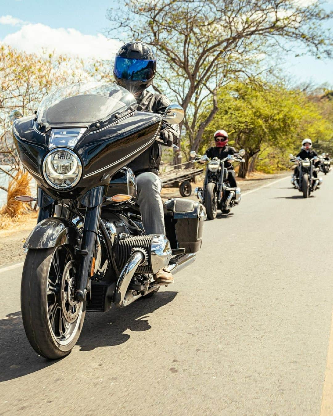 のインスタグラム：「【R 18 RIDE TOUR】 BMW Motorrad が築きあげてきた100年の歴史と技術を凝縮したモデル「R 18シリーズ」。 その試乗キャラバンを、5月13日（土）山梨県（富士山麓駐車場）を皮切りに、全国各地にて開催いたします。 目を奪うスタイリング、心が踊る史上最大排気量のボクサーエンジン、ライダーのすべての感覚を刺激するBig Boxer に、実際に触れ、試乗することができるこの機会をお見逃しなく！  #MakeLifeARide #BMWR18 #SOULFUEL #BMWMotorrad」