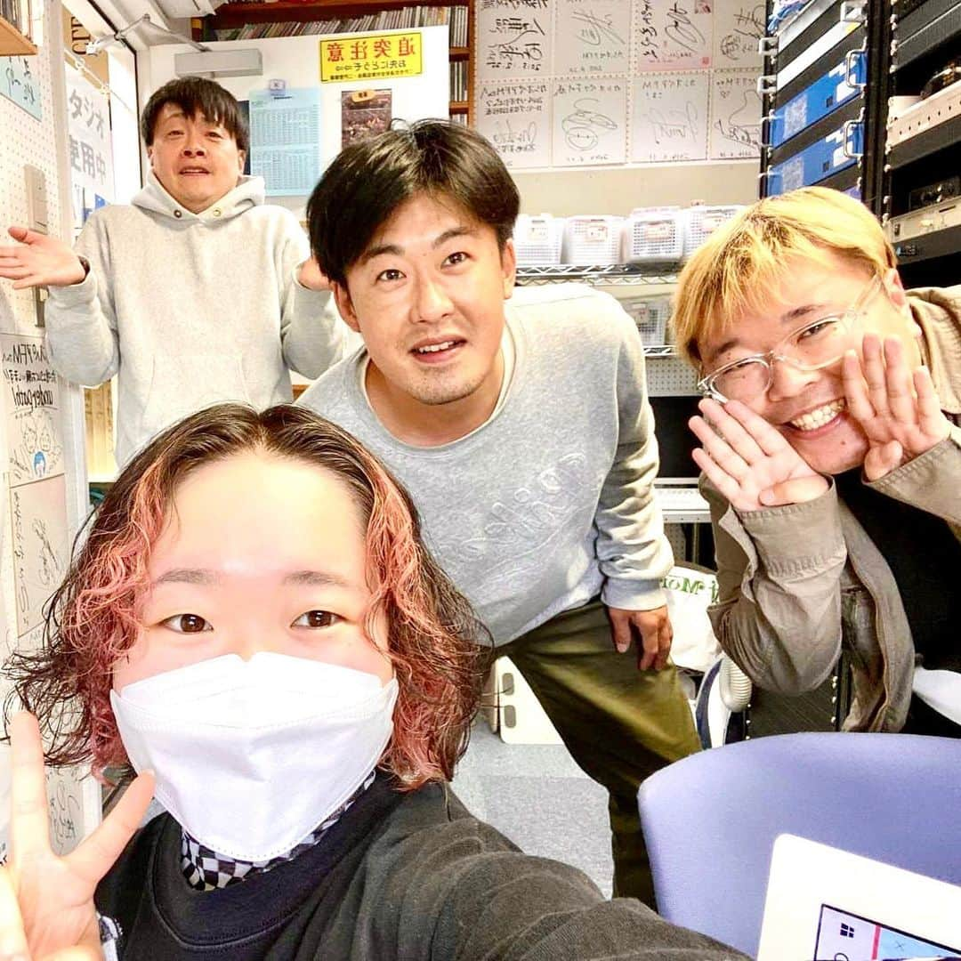 新山大さんのインスタグラム写真 - (新山大Instagram)「すっごいのね…。  こんなにニラたくさん入ってるだなんて思わなかったんだもん。  コンビ揃ってニラスメルハラスメント状態で二戸のカシオペアFM生放送にお邪魔しました。  ずっと「どうも私は二戸市長です」と言い張るボケ…ボケというかもはやただの嘘をつき続けました。  カシオペアFMの高下さん川口さんすみませんでした。ありがとうございました！  また直前にニララーメン食べてから行きます。  まじでうまかった！！  #岩手 #二戸 #二戸ランチ #味彩工房逢坂 #ニララーメン #カシオペアFM #にとと @779fm  #BeFM #あどばるーんのほにゃらららじお #初の県外収録 #遠足気分 #しもさきさん #ありがとうございました」5月11日 18時11分 - dai_niiyama