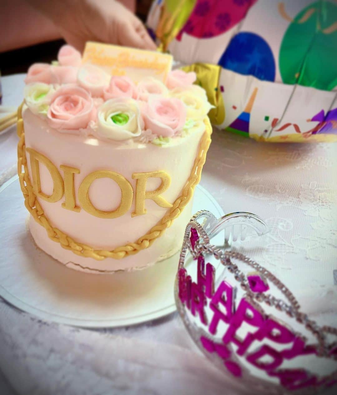 明星優花さんのインスタグラム写真 - (明星優花Instagram)「弊社所属のはるみんの、🎂お誕生日当日配信🎉🎊  スタッフ3人で突撃しました🎉🎉🎉  1人は写真担当w 3人で配信楽しかった💓  ケーキ🎂がめちゃくちゃ可愛い💕  コラボの様子や、配信の裏皮など...ww また明日❣️  #誕生日 #誕生日プレゼント  #誕生日おめでとう  #誕生日祝い  #誕生日パーティー  #誕生日会 #バースデー #バースデーフォト  #バースデーパーティー  #birthday #birthdaypresent  #birthdayparty  #おめでとう #おめでとうございます  #ケーキ #可愛い #可愛い💕  #可愛いすぎる #可愛いは正義  #可愛いカフェ #綺麗 #DIOR」5月11日 18時05分 - yuka1219yuka