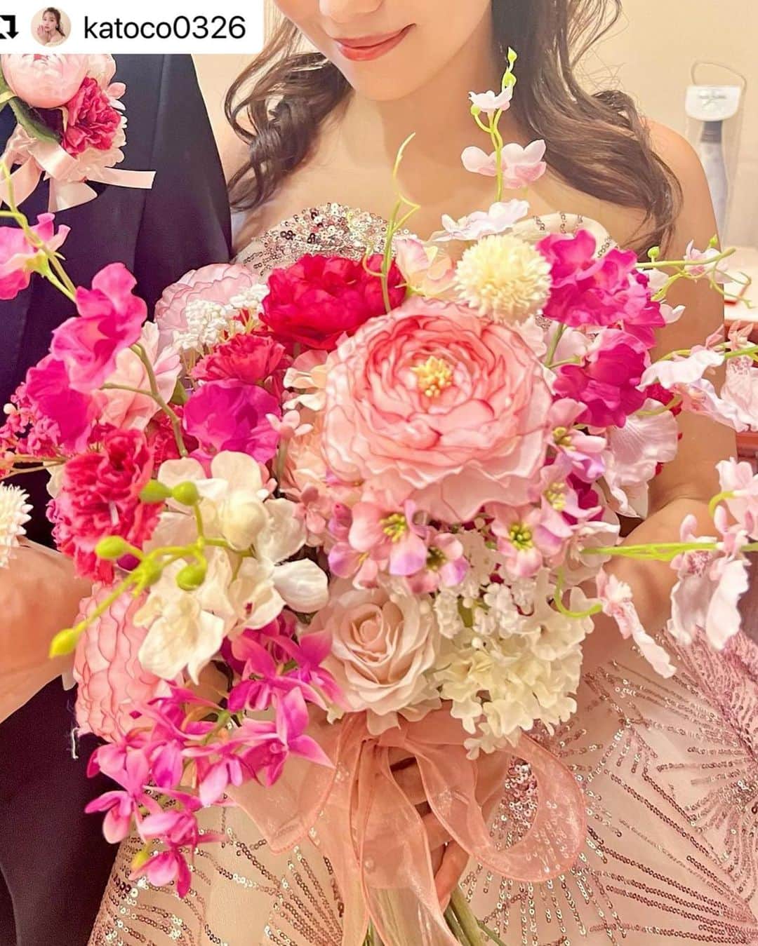 THE HANYさんのインスタグラム写真 - (THE HANYInstagram)「【Pink Hanabi】  かとこ様(@katoco0326)がご自身の結婚式にて カラードレス「ピンク花火」をお選びくださいました♡  THE HANYのドレスコレクションの中で 最も輝きを放つ総スパンコールドレスです。  #thehanyハナビ .」5月11日 18時06分 - thehany_official