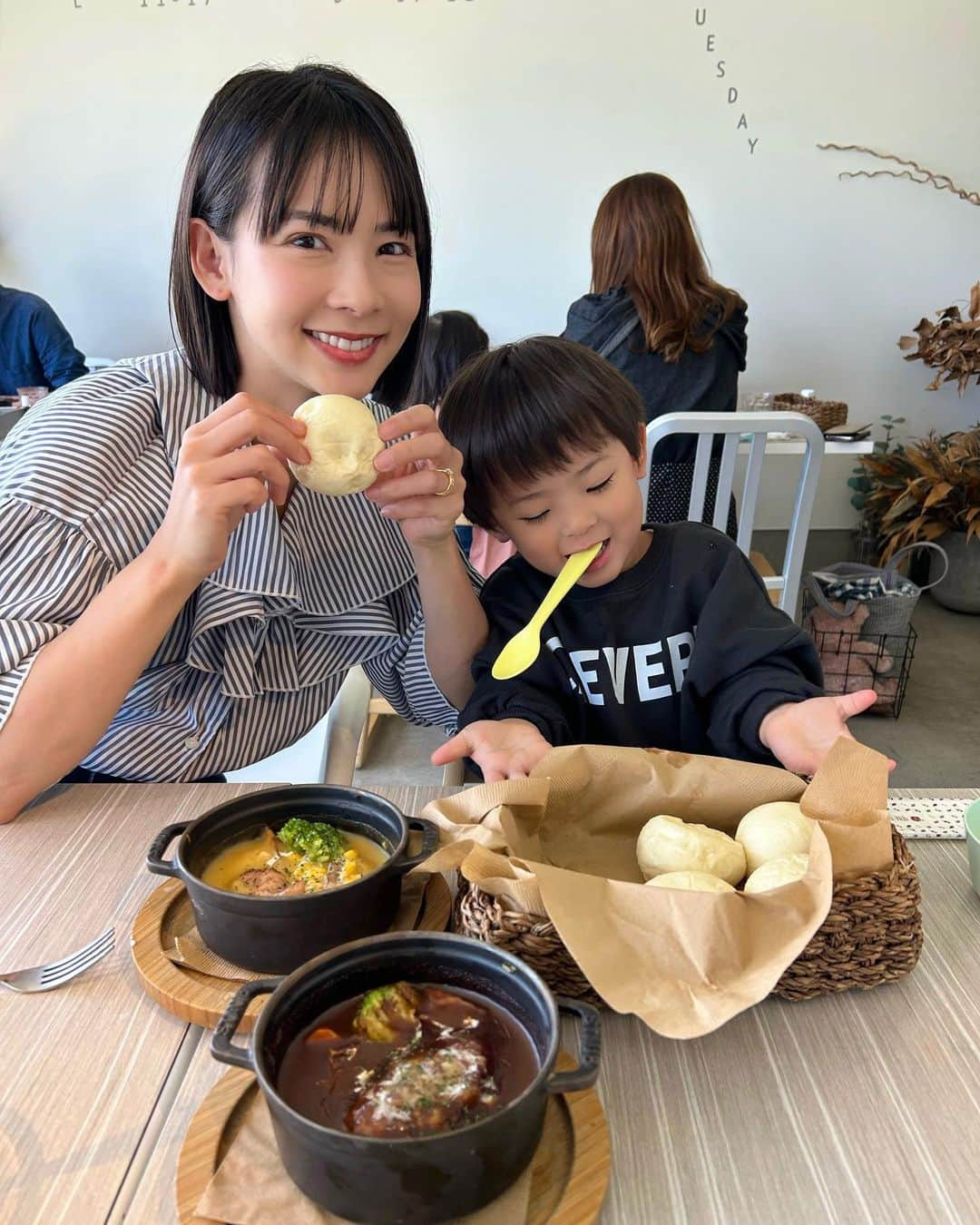 阪本智子さんのインスタグラム写真 - (阪本智子Instagram)「🍽️♡  釣り堀前のランチ🩷  碧羽の表情豊かだなぁ🤣笑  #子連れランチ #2歳ごはん #2歳差育児 #2歳差兄弟 #兄弟ママ #阪本智子」5月11日 18時06分 - tomoko_sakamoto423