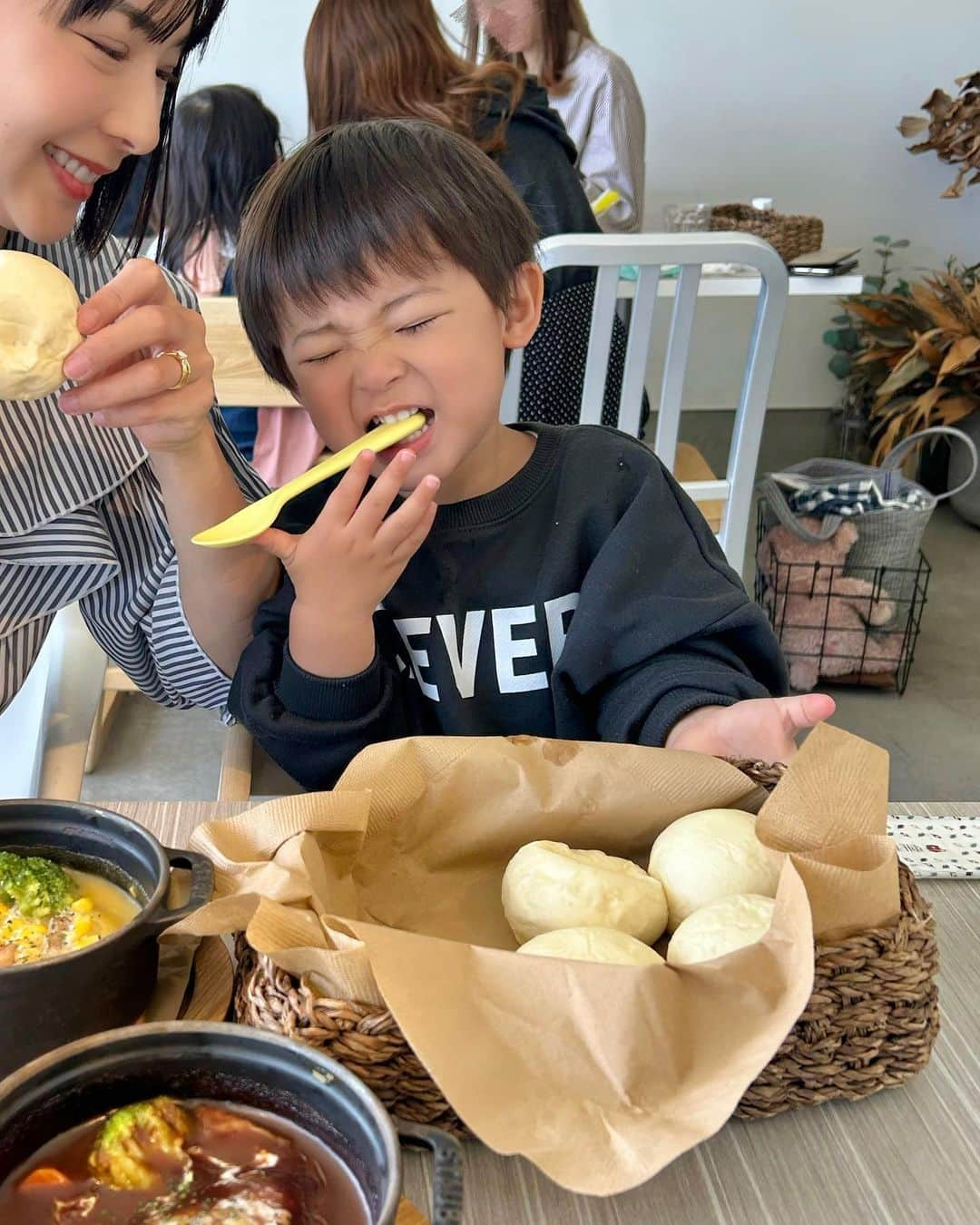 阪本智子さんのインスタグラム写真 - (阪本智子Instagram)「🍽️♡  釣り堀前のランチ🩷  碧羽の表情豊かだなぁ🤣笑  #子連れランチ #2歳ごはん #2歳差育児 #2歳差兄弟 #兄弟ママ #阪本智子」5月11日 18時06分 - tomoko_sakamoto423