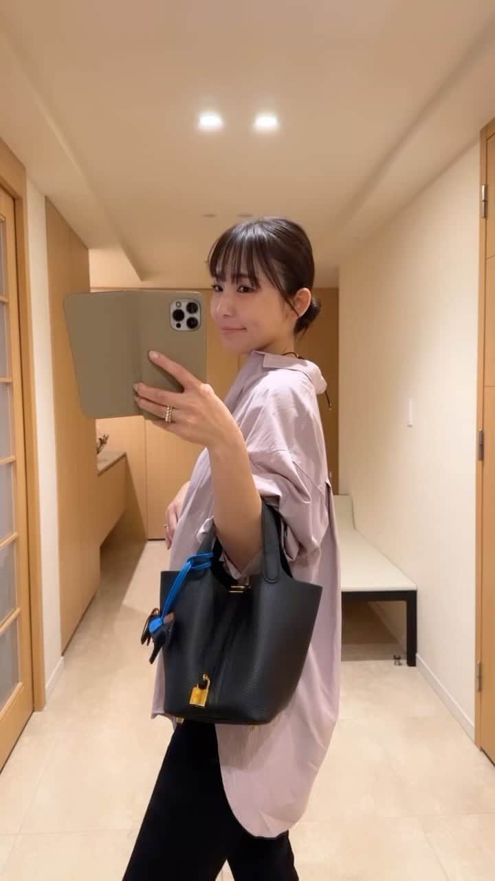 のインスタグラム：「雨、夕方から凄かったねー！  雨が降る前に帰って来れてよかった🫶 モコモコサンダルが濡れるところでした☔️ ああ、危ない💦  @na.e_official のビッグシャツ カラーとシルエットが可愛くて一目惚れしたやーつ！  モコモコのHERMESのシプレサンダルも♪ 私にはちょっとゴツめだけど、良き良き💗  shirt... #nae  pants... #sevendot #sevendot_style  shoes... #hermes  #hermès #hermesshoes」