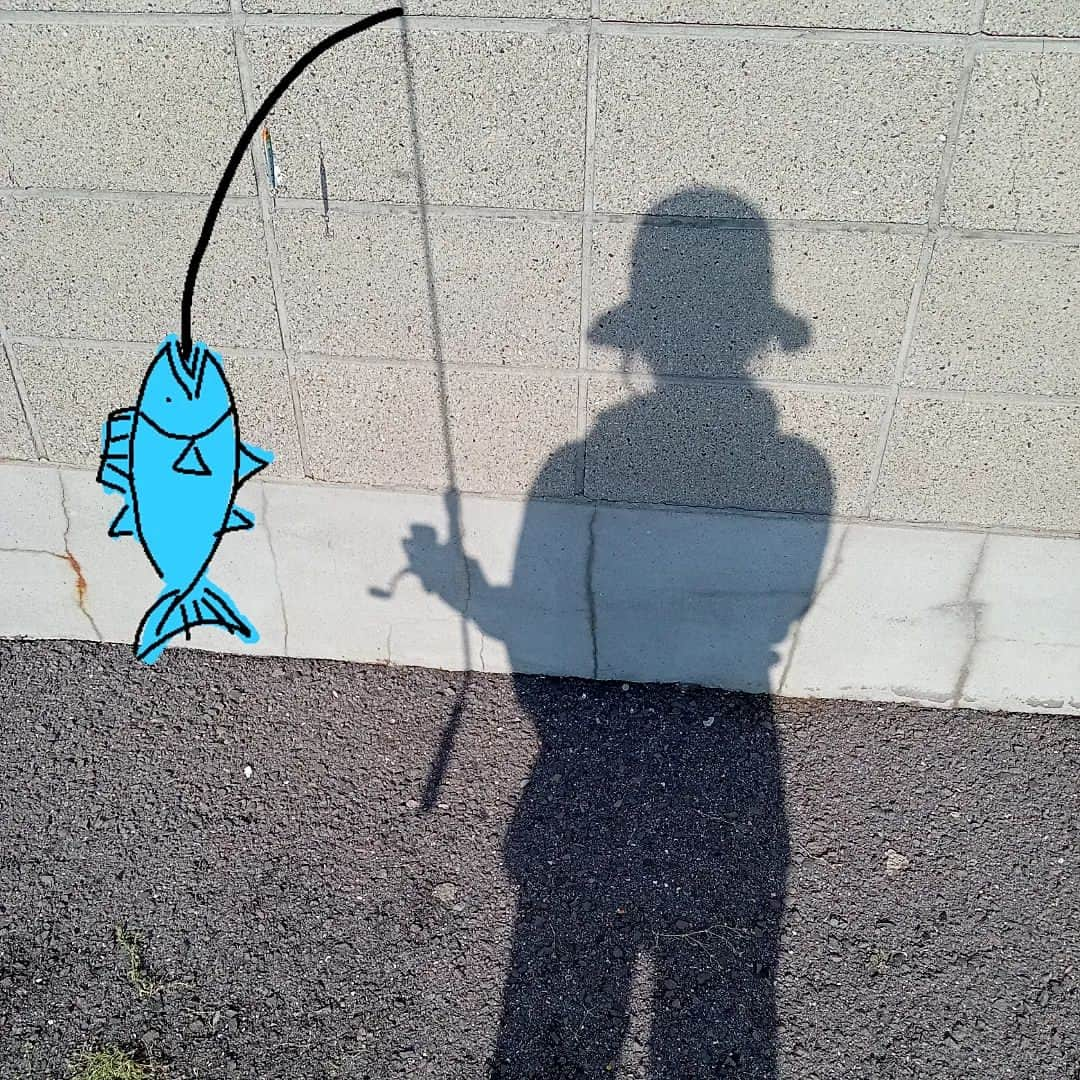 sweet_strawberryさんのインスタグラム写真 - (sweet_strawberryInstagram)「🐟大物を釣った感🎣 バンクシー感なシルエット【#影遊び 】#影 · 🎣ニラみたいな藻か、ワカメか、２〜３mある縄ロープみたいな昆布？海藻？か、とろろ昆布みたいな藻か、ばかり釣れる。(いや、引っかかる) · #影絵#バンクシー#banksy#banksyart#シルエット#釣り#釣果#なんちゃって#日々の暮らしを楽しむ#レンズ越しの私の世界#白黒写真#光と影#シルエット写真#それにしか見えない」5月11日 18時08分 - sweet_strawberry