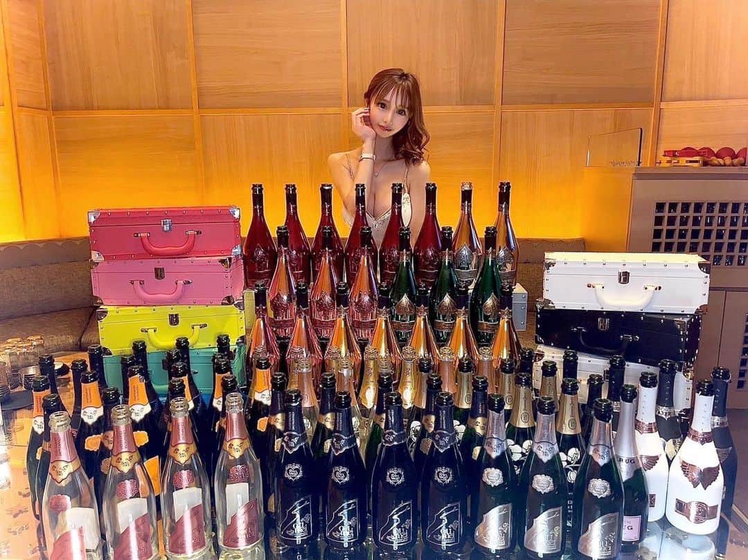 黒宮ちはやのインスタグラム：「唯一無二じゃなくちゃイヤイヤ🌟💖   #黒宮ちはや #小悪魔ageha #モデル #キャバクラ #キャバ嬢 #ホステス #ラウンジ #水商売 #お酒 #歌舞伎町 #新宿 #六本木 #銀座 #北新地 #ミナミ #渋谷 #すすきの #シャンパン #華灯 #ディアレスト」
