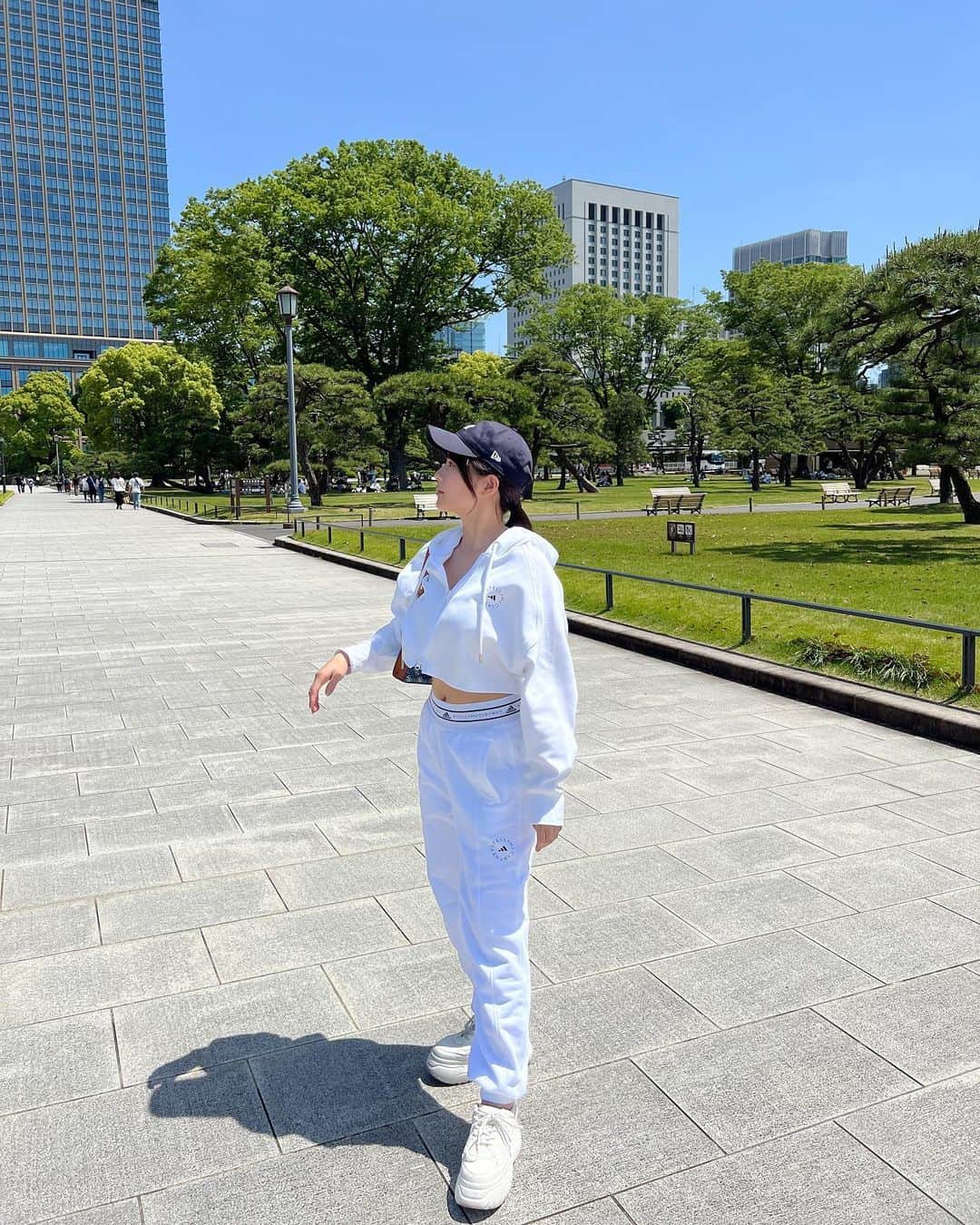ちとせよしののインスタグラム：「皇居まわりお散歩🐕  このセットアップすごーく気に入って買ったのに、汚すの怖くて長いこと眠らせちゃってました😶 スポーティなのどうですか♡笑  日差しも風も強かったな(ﾉ∀`)  #皇居 #東京観光 #adidas #stellamccartney #クロップド丈 #セットアップ #スポーティーコーデ」