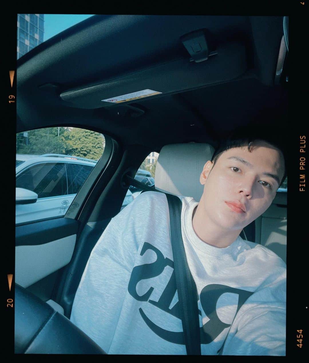 ジヒョク のインスタグラム：「오늘!!!!!! 날씨는 좋네 ...」