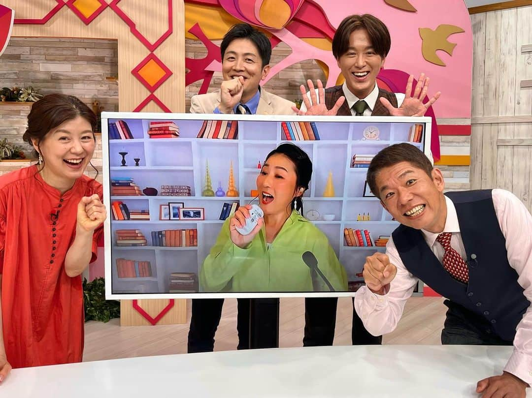 たけるさんのインスタグラム写真 - (たけるInstagram)「タダイマ！木曜日、本日もスタジオへGO🏃‍♂️ #みんなで沢松さんの十八番ましゃのHELLOを熱唱 ・ ・ 今回の #カレー探偵たける では、海の中道海浜公園の中にあるINN THE PARK レストランのカレーをご紹介。・ ・ 色鮮やかなワンプレートには、色とりどりの副菜やカレーが。メインの南インド風カレーは、志賀島のかつやま商店自慢の一味ふぐの干物を使い、凝縮した旨味とタマリンドによるサッパリした酸味が堪りません。南インドと言っても、絶妙なお出汁感もあるのでとっても馴染みやすい味わいです。・ ・ 油でよーく熱して香りを引き出したスパイスの香ばしさが決め手の豆カレーは、単品で食べてよし、他と混ぜてよし、フォカッチャ(これも遊び心抜群！)との相性抜群です🤩・ ・ 九州ではここでしか扱ってない！とシェフが豪語する #シガルナローリ 米も衝撃の美味しさ。リゾットなどに使うカルナローリ米と日本のうるち米を掛け合わせているので、パラっと感の中にも甘さや旨味がしっかりあり、しかもミネラルが豊富‼️・ ・ カレーとよく合うのはもちろん、食べれば食べるほど元気になるお米です💪・ ・ カレーの提供は土日のみ。お子様が食べやすいバターチキンカレーもあるので、是非ご家族でお楽しみください🙌・ ・ ・ #タダイマ !  #RKB  #宮脇憲一 アナウンサー  #本庄麻里子 アナウンサー #池尻和佳子 アナウンサー #沢松奈生子 さん #元プロテニスプレーヤー  #龍山康朗 さん #TAKERU #たける  #ボイジャー #ウルトラマン #エントリーサービスプロモーション」5月11日 18時10分 - take_yan78