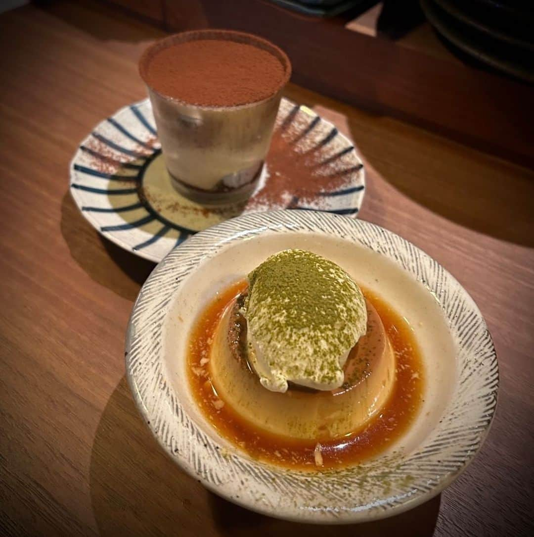 市原彩花さんのインスタグラム写真 - (市原彩花Instagram)「My favorite Japanese restaurant in Singapore🍶 @hearth_singapore   私が唯一Myボトル入れてるご飯屋さん😚❤️ 何食べても美味しいし、日本の味☺️  特にナスの揚げ出しと牡蠣(6枚目)、豚の西京焼き(5枚目奥)、あんこう雑炊(8枚目)は悶絶したぁ〜〜🥹❤️‍🔥 燃えるひれ酒も必見だよ😁🍶🔥(10枚目)  #hearth#hearthsg#ハース#sgfood#sgfoodies#singaporelife#singaporetravel#singaporetrip#japanesefood#japaneserestaurant#singapore#シンガポール#singapura#海外生活#海外旅行#海外移住#シンガポール生活#シンガポール在住 #あーちゃんシンガポール」5月11日 18時13分 - ayaka_ichihara