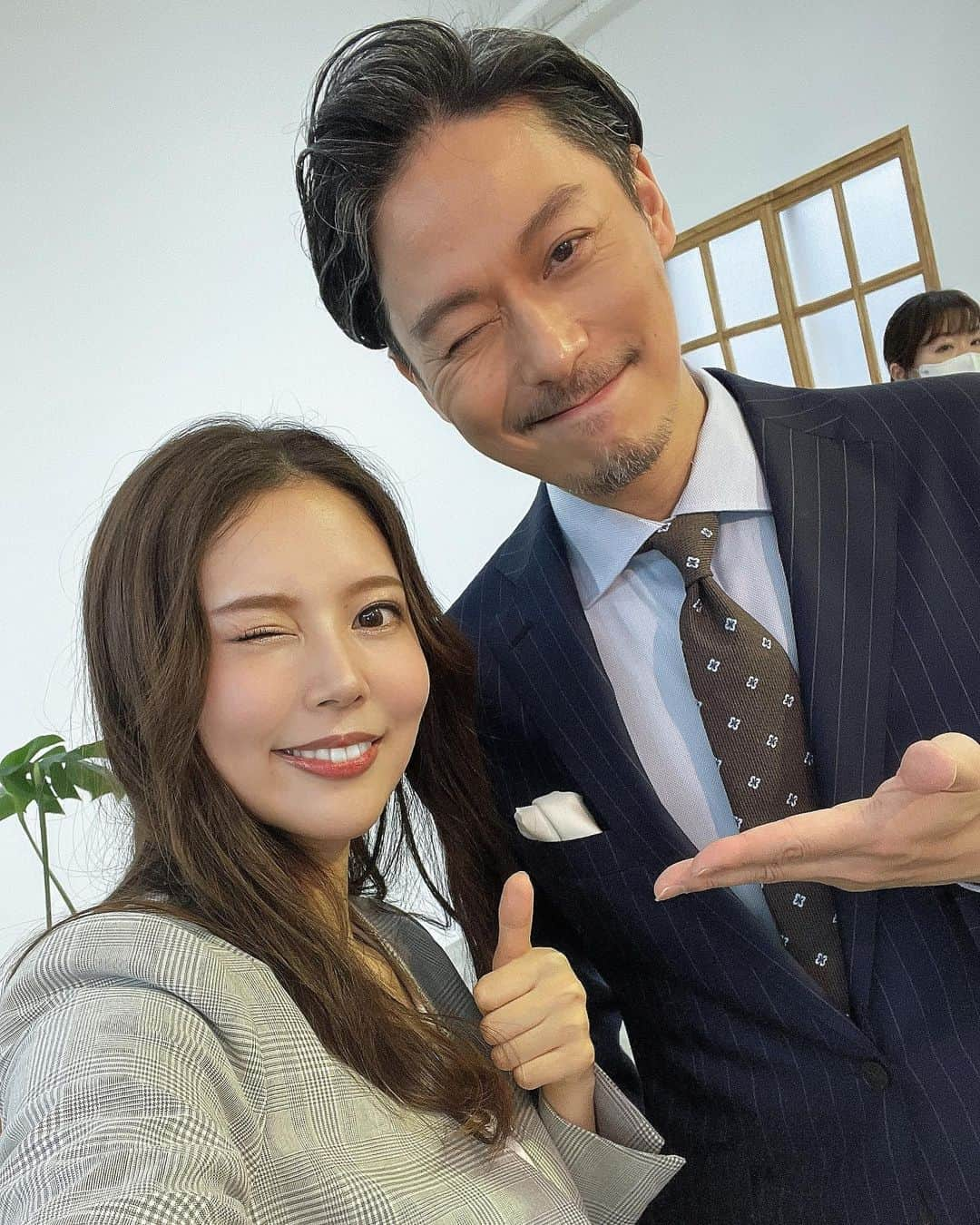 白川理桜さんのインスタグラム写真 - (白川理桜Instagram)「今回もスーツのご縁⁡で坂東さんとご一緒出来ました✨️ 新年度また新しい装いをお届けです👍 だいぶ撮影でスーツの魅せ方が分かってきて 奥深さと魅力に改めて気づきました！ 色々なところでスーツ着させていただいているのでまたアップします‎🤍  毎度現場で優しく話してくださる見届け人坂東さん。 私がいい報告ができる日はいつ来るのか…！笑🤣 新年度またスーツも新たに私らしく頑張ります！✨️ ⁡ #shitate #suits #スーツ #スーツ女子  #suitstyle #suitsfans #バチェラー  #bachelor #bachelorette #バチェラー4」5月11日 18時16分 - srkwrio