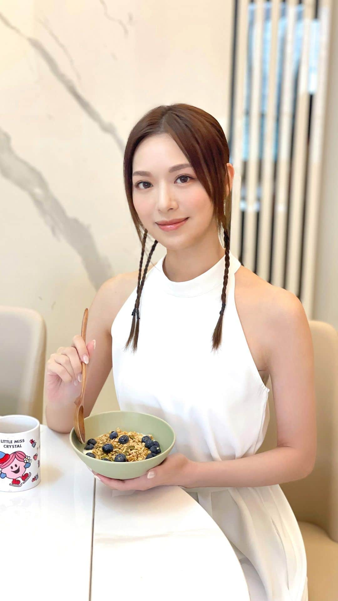 クリスタル・フォンのインスタグラム：「What I eat for breakfast?🫐 It’s my secret to staying fit and healthy. Here is a quick, easy and nutritious breakfast idea to start your day off right☀️  Ingredients: Plain Low-fat Yogurt Granola Blueberries Honey   Voilà 💖」