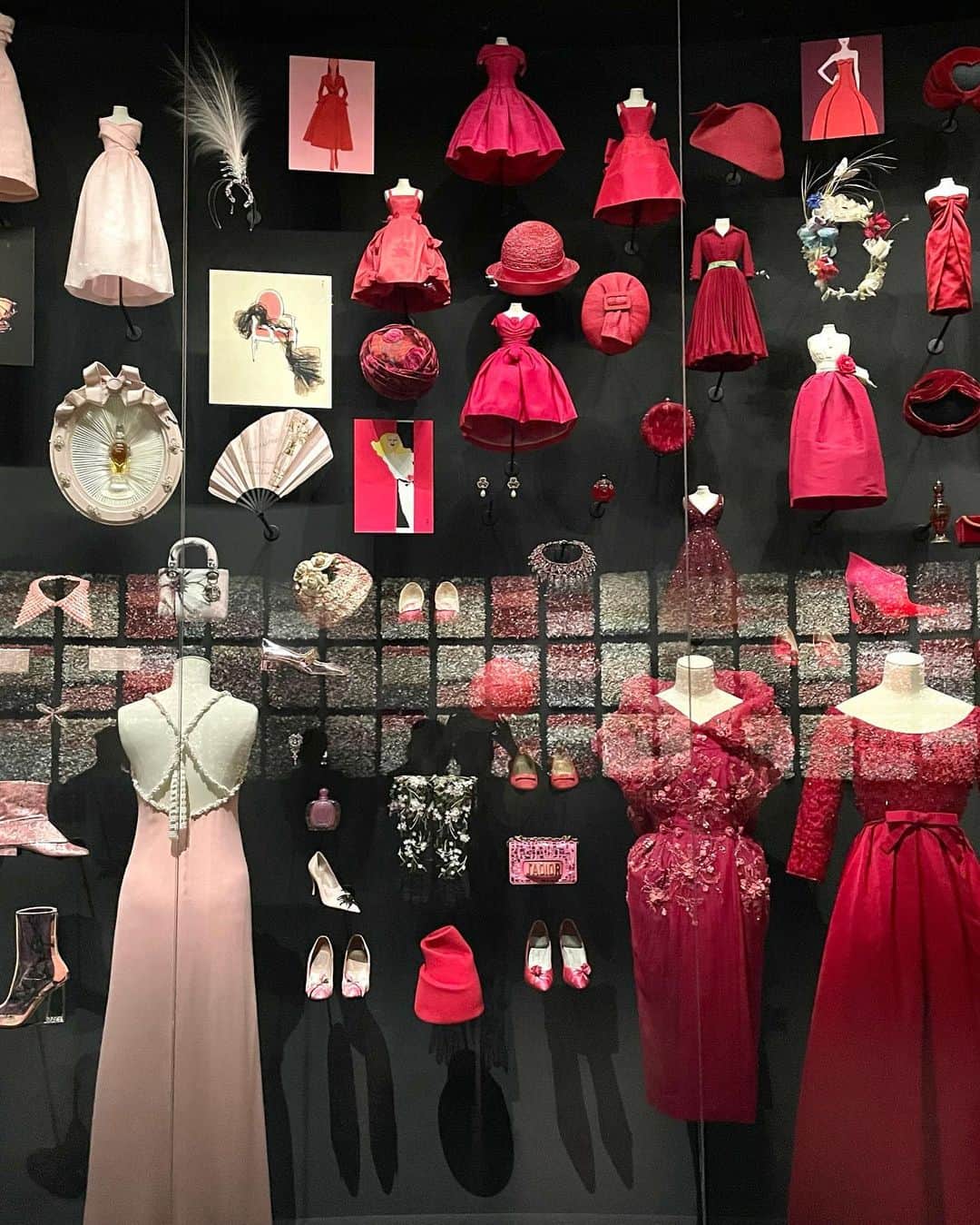 長野美郷さんのインスタグラム写真 - (長野美郷Instagram)「「christian dior designer of dreams」 ようやく行けました❣️🥹  チケットがなかなか取れず 最後は発売のタイミング5分前からPCにかじりついて…🥹  展示は本当に素晴らしくて メゾンの歴史やアイデンティティ、 日本との関係のあれこれや 作品に関わる様々な方のこだわりや信念などが感じられて まるでアトリエに迷い込んだみたいで 圧倒されました✨ 小さく叫んでしまった😂  これまでのデザイナーの作品が 時系列で見られるようになっていて 変遷をじっくりと…😇  思いの込もったものづくりって 数十年の時を経ても全く色褪せないですね🥹  #christiandior  #christiandiordesignerofdreams  #東京都現代美術館」5月11日 18時18分 - misato_nagano_1127