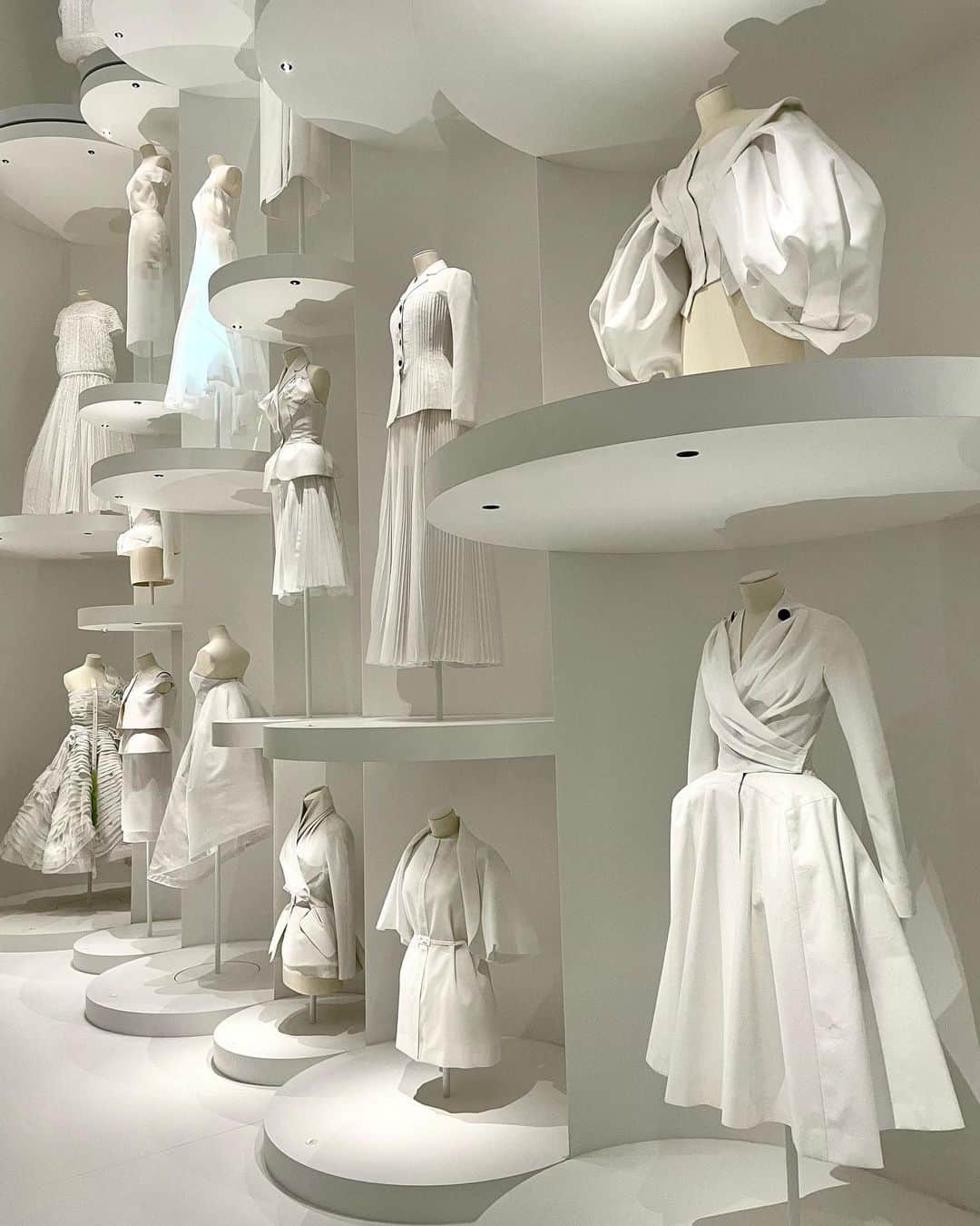 長野美郷さんのインスタグラム写真 - (長野美郷Instagram)「「christian dior designer of dreams」 ようやく行けました❣️🥹  チケットがなかなか取れず 最後は発売のタイミング5分前からPCにかじりついて…🥹  展示は本当に素晴らしくて メゾンの歴史やアイデンティティ、 日本との関係のあれこれや 作品に関わる様々な方のこだわりや信念などが感じられて まるでアトリエに迷い込んだみたいで 圧倒されました✨ 小さく叫んでしまった😂  これまでのデザイナーの作品が 時系列で見られるようになっていて 変遷をじっくりと…😇  思いの込もったものづくりって 数十年の時を経ても全く色褪せないですね🥹  #christiandior  #christiandiordesignerofdreams  #東京都現代美術館」5月11日 18時18分 - misato_nagano_1127