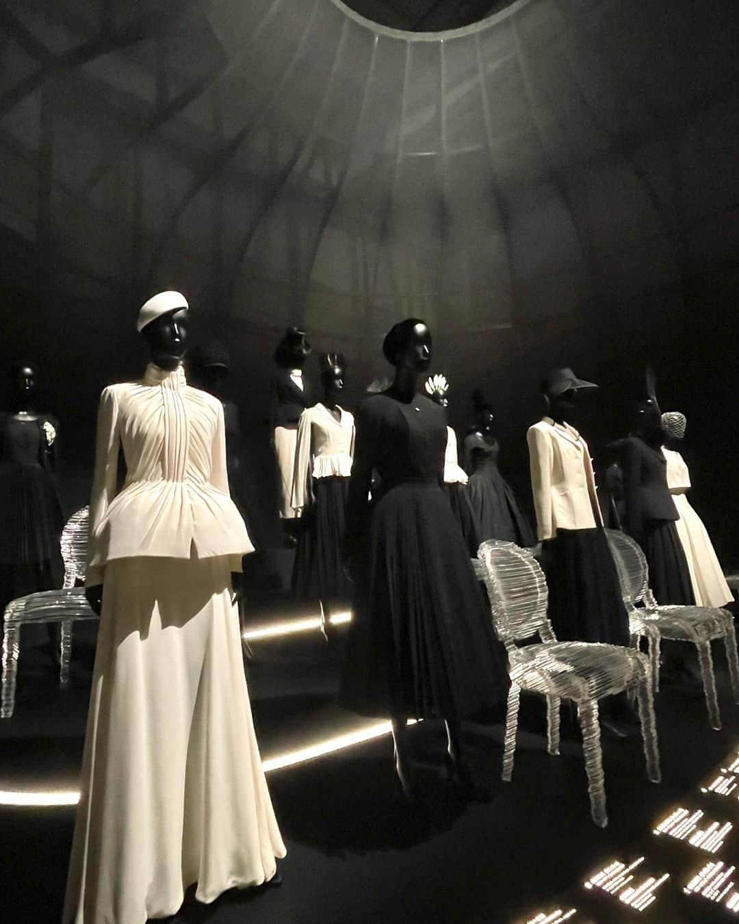 長野美郷さんのインスタグラム写真 - (長野美郷Instagram)「「christian dior designer of dreams」 ようやく行けました❣️🥹  チケットがなかなか取れず 最後は発売のタイミング5分前からPCにかじりついて…🥹  展示は本当に素晴らしくて メゾンの歴史やアイデンティティ、 日本との関係のあれこれや 作品に関わる様々な方のこだわりや信念などが感じられて まるでアトリエに迷い込んだみたいで 圧倒されました✨ 小さく叫んでしまった😂  これまでのデザイナーの作品が 時系列で見られるようになっていて 変遷をじっくりと…😇  思いの込もったものづくりって 数十年の時を経ても全く色褪せないですね🥹  #christiandior  #christiandiordesignerofdreams  #東京都現代美術館」5月11日 18時18分 - misato_nagano_1127
