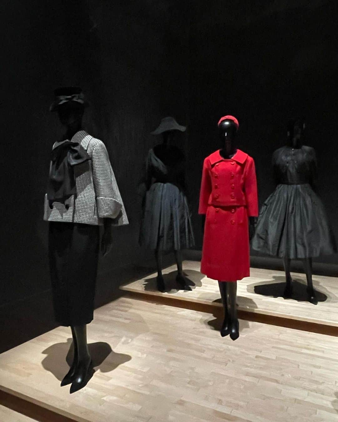 長野美郷さんのインスタグラム写真 - (長野美郷Instagram)「「christian dior designer of dreams」 ようやく行けました❣️🥹  チケットがなかなか取れず 最後は発売のタイミング5分前からPCにかじりついて…🥹  展示は本当に素晴らしくて メゾンの歴史やアイデンティティ、 日本との関係のあれこれや 作品に関わる様々な方のこだわりや信念などが感じられて まるでアトリエに迷い込んだみたいで 圧倒されました✨ 小さく叫んでしまった😂  これまでのデザイナーの作品が 時系列で見られるようになっていて 変遷をじっくりと…😇  思いの込もったものづくりって 数十年の時を経ても全く色褪せないですね🥹  #christiandior  #christiandiordesignerofdreams  #東京都現代美術館」5月11日 18時18分 - misato_nagano_1127