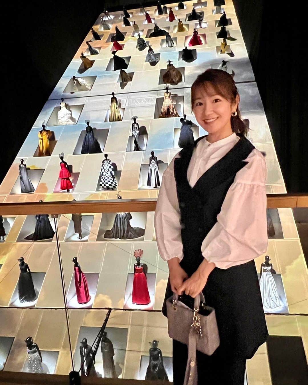 長野美郷さんのインスタグラム写真 - (長野美郷Instagram)「「christian dior designer of dreams」 ようやく行けました❣️🥹  チケットがなかなか取れず 最後は発売のタイミング5分前からPCにかじりついて…🥹  展示は本当に素晴らしくて メゾンの歴史やアイデンティティ、 日本との関係のあれこれや 作品に関わる様々な方のこだわりや信念などが感じられて まるでアトリエに迷い込んだみたいで 圧倒されました✨ 小さく叫んでしまった😂  これまでのデザイナーの作品が 時系列で見られるようになっていて 変遷をじっくりと…😇  思いの込もったものづくりって 数十年の時を経ても全く色褪せないですね🥹  #christiandior  #christiandiordesignerofdreams  #東京都現代美術館」5月11日 18時18分 - misato_nagano_1127
