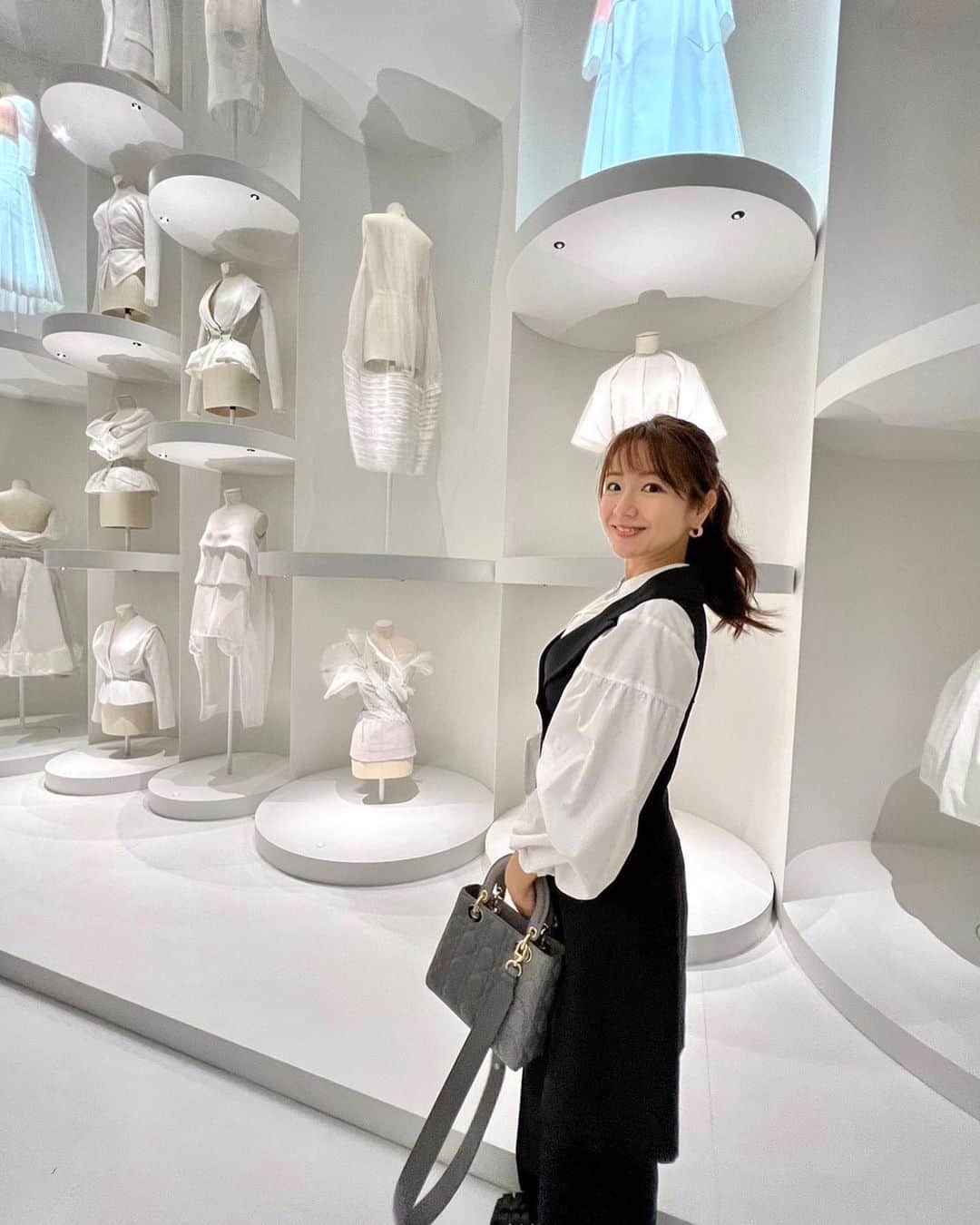 長野美郷さんのインスタグラム写真 - (長野美郷Instagram)「「christian dior designer of dreams」 ようやく行けました❣️🥹  チケットがなかなか取れず 最後は発売のタイミング5分前からPCにかじりついて…🥹  展示は本当に素晴らしくて メゾンの歴史やアイデンティティ、 日本との関係のあれこれや 作品に関わる様々な方のこだわりや信念などが感じられて まるでアトリエに迷い込んだみたいで 圧倒されました✨ 小さく叫んでしまった😂  これまでのデザイナーの作品が 時系列で見られるようになっていて 変遷をじっくりと…😇  思いの込もったものづくりって 数十年の時を経ても全く色褪せないですね🥹  #christiandior  #christiandiordesignerofdreams  #東京都現代美術館」5月11日 18時18分 - misato_nagano_1127