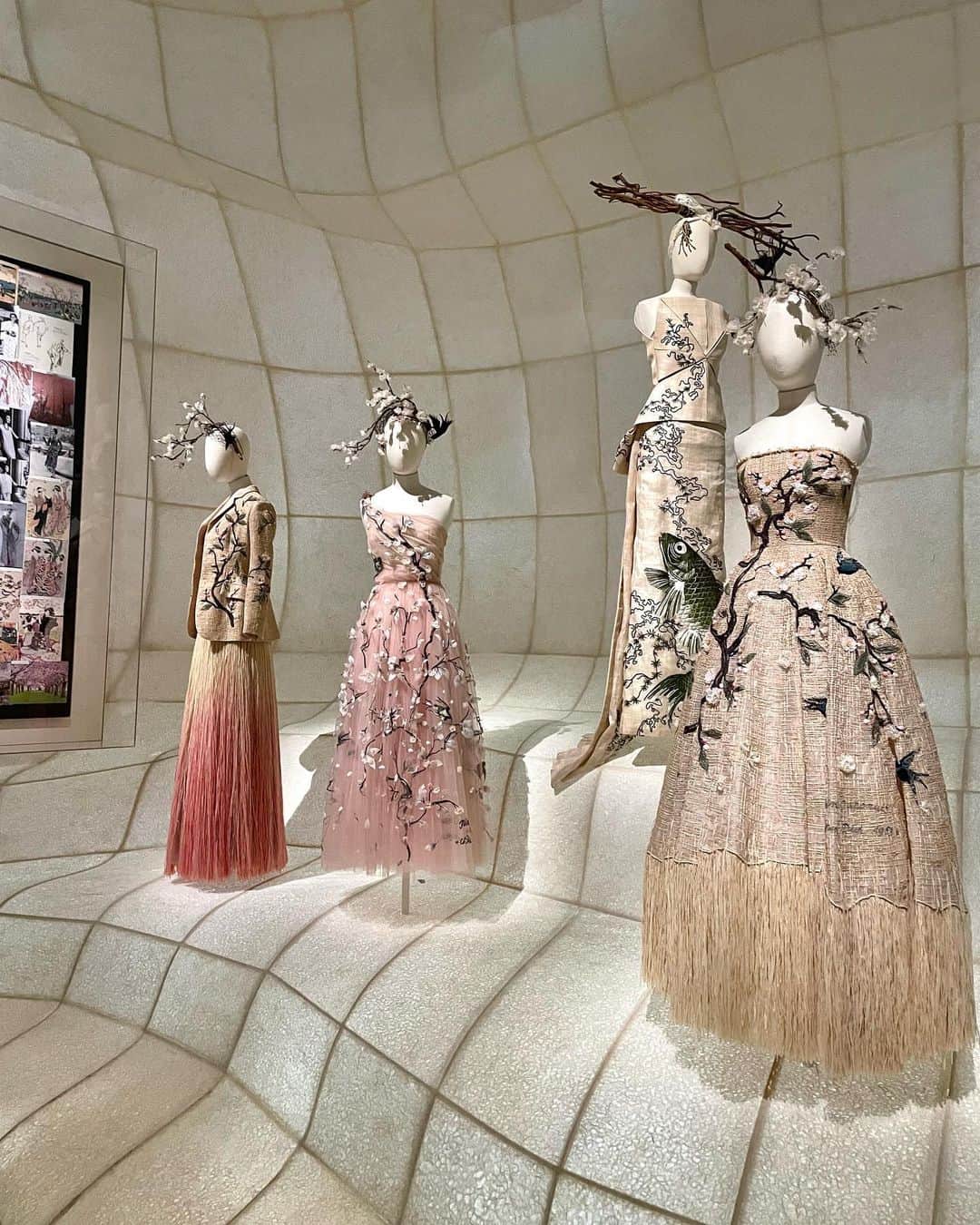 長野美郷さんのインスタグラム写真 - (長野美郷Instagram)「「christian dior designer of dreams」 ようやく行けました❣️🥹  チケットがなかなか取れず 最後は発売のタイミング5分前からPCにかじりついて…🥹  展示は本当に素晴らしくて メゾンの歴史やアイデンティティ、 日本との関係のあれこれや 作品に関わる様々な方のこだわりや信念などが感じられて まるでアトリエに迷い込んだみたいで 圧倒されました✨ 小さく叫んでしまった😂  これまでのデザイナーの作品が 時系列で見られるようになっていて 変遷をじっくりと…😇  思いの込もったものづくりって 数十年の時を経ても全く色褪せないですね🥹  #christiandior  #christiandiordesignerofdreams  #東京都現代美術館」5月11日 18時18分 - misato_nagano_1127