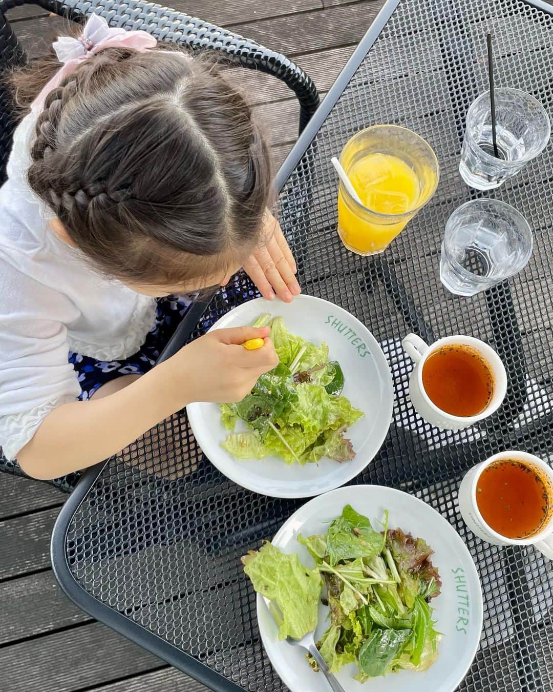 こままりえさんのインスタグラム写真 - (こままりえInstagram)「テラス席が気持ちいい〜😍😍  娘ちゃんと自由が丘ランチ😋 スペアリブとアップルパイが有名な  SHUTTERS Luz自由が丘でまったり✨  メニューは100％国産の豚肉を使用した とろけるスペアリブは 骨ばなれが良いからナイフを使わなくても🍽️ 子供でもフォークでするすると 肉塊がほどけて感動級の柔らかさ😄🍖✨  アップルパイアラモードは 注文が入ってから焼き上げる👏🧁🍎 100％国産のりんごを使用した 出来たてアツアツのアップルパイ🍎  【スタンダードコース】 ・サラダ ・スープ ・スペアリブ ・トマトソースのスパゲッティ ・アップルパイアラモード（ブルーベリー、チョコレートをセレクト） ・コーヒー  これからの時期はさらに テラス席が人気になるそう⛱️✨ お子様プレートもあるし 子連れで楽しめるお店なのでオススメです😋  @luz.jiyugaoka は魅力的なお店がいっぱいでよくのだけどそのなかでもお気に入りのお店です💫  ──────────────────────── 📍 SHUTTERS Luz自由が丘 東京都目黒区自由が丘2-9-6 Luz自由が丘 3F @shutters.ys @luz.jiyugaoka  #まりえグルメ にグルメ情報まとめています😋 ────────────────────────  PR #luz自由が丘 #ラズ自由が丘 #自由が丘 #自由が丘情報 #自由が丘グルメ #自由が丘スイーツ #自由が丘カフェ #自由が丘ランチ #自由が丘散策 #東横線グルメ #大井町線グルメ #シャッターズ #SHUTTERS  #イタリアン #スペアリブ　#アップルパイ #アップルパイアラモード #italianrestaurantt #spareribs #jiyugaoka #食べロガー #食べロガーまりえ #自由が丘デート #子連れランチ #家族ランチ #休日ランチ #お子様プレート #娘ちゃんの成長記録 #6歳0ヶ月」5月11日 18時19分 - komamarie