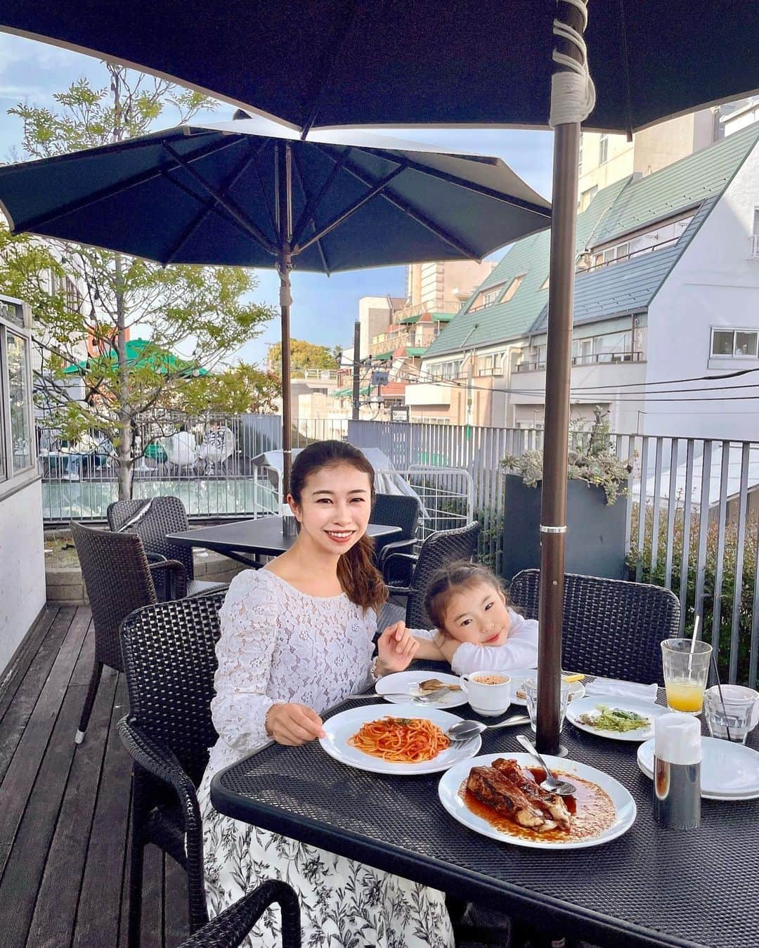 こままりえのインスタグラム：「テラス席が気持ちいい〜😍😍  娘ちゃんと自由が丘ランチ😋 スペアリブとアップルパイが有名な  SHUTTERS Luz自由が丘でまったり✨  メニューは100％国産の豚肉を使用した とろけるスペアリブは 骨ばなれが良いからナイフを使わなくても🍽️ 子供でもフォークでするすると 肉塊がほどけて感動級の柔らかさ😄🍖✨  アップルパイアラモードは 注文が入ってから焼き上げる👏🧁🍎 100％国産のりんごを使用した 出来たてアツアツのアップルパイ🍎  【スタンダードコース】 ・サラダ ・スープ ・スペアリブ ・トマトソースのスパゲッティ ・アップルパイアラモード（ブルーベリー、チョコレートをセレクト） ・コーヒー  これからの時期はさらに テラス席が人気になるそう⛱️✨ お子様プレートもあるし 子連れで楽しめるお店なのでオススメです😋  @luz.jiyugaoka は魅力的なお店がいっぱいでよくのだけどそのなかでもお気に入りのお店です💫  ──────────────────────── 📍 SHUTTERS Luz自由が丘 東京都目黒区自由が丘2-9-6 Luz自由が丘 3F @shutters.ys @luz.jiyugaoka  #まりえグルメ にグルメ情報まとめています😋 ────────────────────────  PR #luz自由が丘 #ラズ自由が丘 #自由が丘 #自由が丘情報 #自由が丘グルメ #自由が丘スイーツ #自由が丘カフェ #自由が丘ランチ #自由が丘散策 #東横線グルメ #大井町線グルメ #シャッターズ #SHUTTERS  #イタリアン #スペアリブ　#アップルパイ #アップルパイアラモード #italianrestaurantt #spareribs #jiyugaoka #食べロガー #食べロガーまりえ #自由が丘デート #子連れランチ #家族ランチ #休日ランチ #お子様プレート #娘ちゃんの成長記録 #6歳0ヶ月」