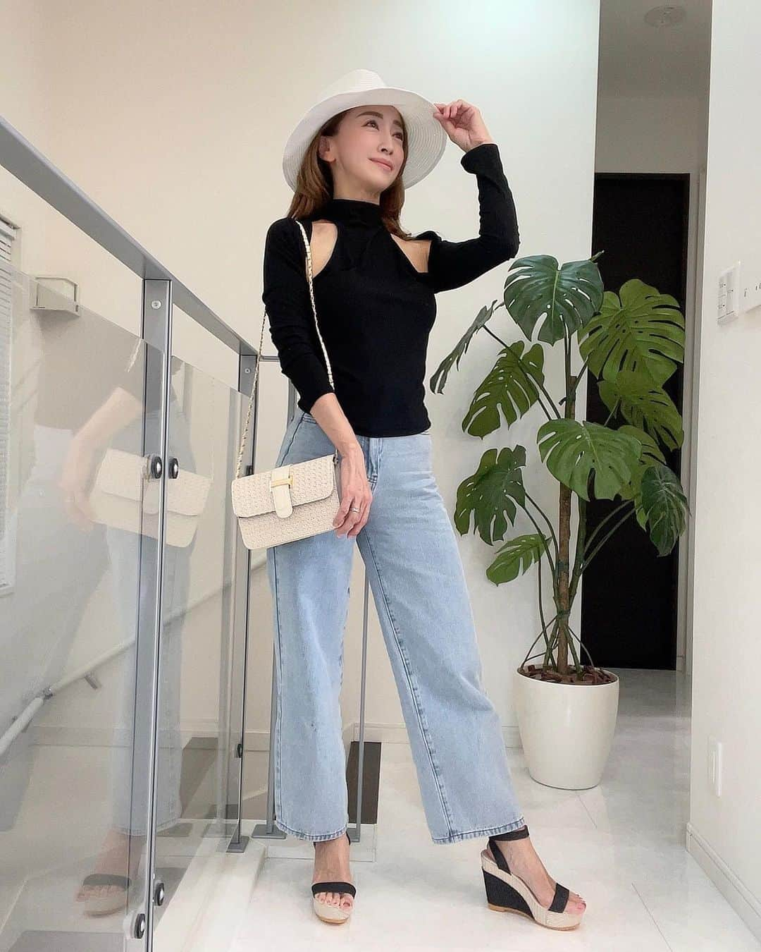 Akiのインスタグラム：「5月のSHEINのテーマはフェスファッション✨ @shein_japan @sheinofficial   使えそうなアイテムをコーデしてみたよ😊  お気に入りはバッグとハット💕  ストロー素材だからフェスだけじゃなく、これから夏に向けて大活躍しそう🤍  クーポンコード🉐『JPSMF046』で特別割引になるのでチェックしてみてね🌿  クーポン使用で全商品¥5,999以下15%OFF、 ¥6,000以上で20％OFFで購入できます✨ (クーポン期限: 6/30まで)  *******************************************  ❤︎ハット : 13305846 ホワイト  ❤︎トップス : 13154742 ブラック サイズL  ❤︎デニム: 10000446 ライトウォッシュ サイズXS  ❤︎バッグ : 10552830 ベージュ  ❤︎サンダル : 12050293 ブラック   今年のフェスファッションはSHEINで決まり！HOTで新しいフェススタイルを楽しもう！  #アラフィフ #アラフィフ女子#アラフィフファッション #アラフィフコーデ #アラフィフ#大人カジュアル #大人コーデ #大人ファッション #アラフォー #アラフォーコーデ #アラフォーファッション #ファッション #ファッションコーデ #ママファッション #SHEIN #SHEINforall#ad#fashion #ootd#SHEINmusicfest #SHEINpartneror」