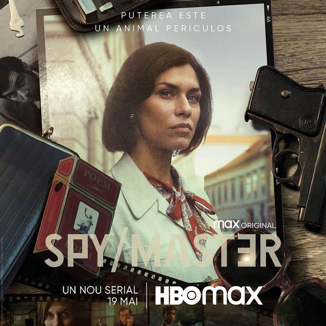 アナ・ウラルのインスタグラム：「Povestea serialului de spionaj „Spy/Master” este plasată la apogeul Războiului Rece, când omul de încredere al dictatorului Nicolae Ceaușescu se dovedește a fi agent dublu. Fă cunoștință cu o parte din personajele pe care le vei putea urmări din 19 mai pe HBO Max.  Ana Ularu este Carmen – cu toate că provine dintr-un mediu sărac, a reușit să capete un rol cheie în directoratul de contraspionaj condus de Mircea Voinea (Laurențiu Bănescu).  Abilitatea ei de a se descurca în cercuri internaționale și calitățile fizice o fac să fie un agent de teren ideal.  A fost observată în timpul unor competiții sportive și a fost propusă pentru a fi recrutată inițial de Securitate, apoi de serviciul de contrainformații.」