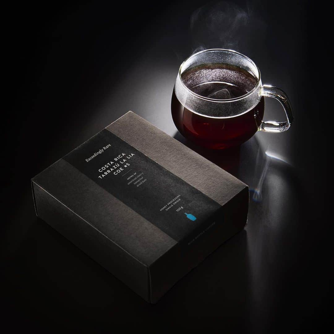 Blue Bottle Coffee Japanさんのインスタグラム写真 - (Blue Bottle Coffee JapanInstagram)「本日 5/11(木) から公式オンラインストアにて、XR コーヒー「コスタリカ・タラス・ラ リア COE #5」のコーヒー豆(100g)を数量限定で販売いたします！⁠ ⁠ またブルーボトルの一部カフェでは、XR コーヒー「コスタリカ・タラス・ラ リア COE #5」のドリップコーヒーをお楽しみいただけます。⁠ ⁠ XR (Exceedingly Rare=極めて希少) コーヒーとは、ブルーボトルで年に数回数量限定で販売している、栽培の難しさや複雑な工程を経て処理された、希少価値の高い厳選されたコーヒー。⁠ ⁠ ⁠ 今回の XR コーヒーは、世界中で開催されているコンテストの中で最も有名で権威のあるコーヒーコンテスト「カップ・オブ・エクセレンス (COE)」に入賞した、希少性の高い世界レベルのトップ 5 位に輝いたコーヒーです。⁠ ⁠ こちらのロットはオスカーとルイス モンへが運営する農園の一つで、エル ブリオ山の標高 1,900mの場所で栽培されました。 収穫後、チェリー果肉が付いたの状態で 24 時間発酵させた後、自社のマイクロミルであるラ リア (La Lia) で約70%の果肉を残し乾燥させるレッドハニープロセスで精製されています。⁠ ⁠ レッドハニープロセスにより、アメリカンチェリーや明るい柑橘類を思い起こさせる酸味が際立ちます。 またクランベリーやラズベリーなどのドライフルーツのアロマを感じることができます。⁠ ⁠ ⁠ さらに 5/25(木) から「清澄白河フラッグシップカフ」では、コスタリカ・タラス・ラ リア COE #5 の「Oji」ドリップコーヒーを限定でご提供いたします。⁠ ⁠ ご自身へのご褒美や、大切な方とのひと時にお楽しみいただけますと嬉しいです。⁠ ⁠ ⁠ ◉原産地域：コスタリカ⁠ ◉プロセス：ハニープロセス⁠ ◉フレーバー：アメリカンチェリー、タマリンド、ドライデーツ⁠ ◉ご提供カフェ：清澄白河、青山、新宿、六本木、品川、中目黒、銀座、広尾、みなとみらい、渋谷、京都、梅田茶屋町、神戸阪急⁠ ＊無くなり次第終了となります。⁠ ⁠ ⁠ ⁠ #ExceedinglyRareCoffee⁠ ⁠#ブルーボトルコーヒー⁠ #BlueBottleCoffee」5月11日 18時30分 - bluebottlejapan