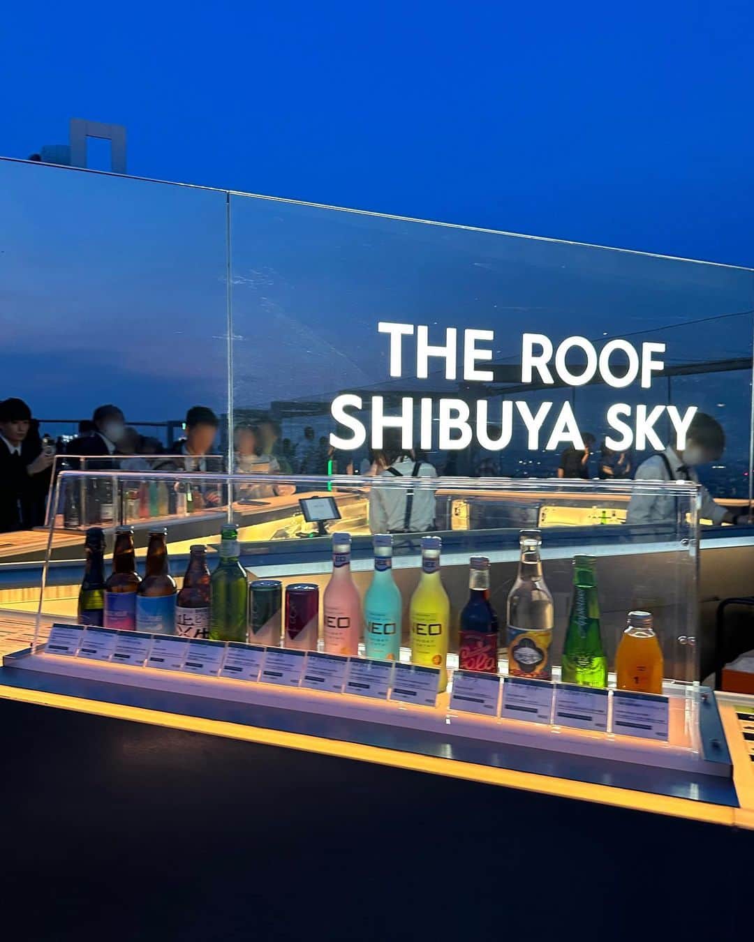 井深克彦さんのインスタグラム写真 - (井深克彦Instagram)「. 渋谷スクランブルスクエアの SHIBUYA SKY 屋上展望空間「SKY STAGE」で 開催されている 渋谷最高峰のルーフトップバー " THE ROOF SHIBUYA SKY "に 行ってきました🗼💫 ⁡ 渋谷からの景色を一望できる空間に、 ソファーやスタンディングテーブルと こだわりのドリンクとスナック🍿🥂 そしてその空間を素敵に演出する 音楽が楽しめます🛋️🌃 ⁡ THE ROOF SEAT & 2DRINK SET ⁡ THE ROOF SEAT & CHAMPAGNE SET ⁡ のどちらかのセットチケットを購入すると ソファの事前予約ができます✨ ⁡ @nakajima_ayano  と久しぶりに女子会をしてきました☺️ ⁡ 18:00から入場して、乾杯をしながら 近況報告して過ごしてたんだけど ちょうど東京の夕日〜夜になっていく 景色を楽しむことができました🫶 カップルはもちろん、家族と行ったり 大切な人の特別な日や、 ちょっぴり大人な女子会にもおすすめ☺️ ⁡ 東京タワーや東京スカイツリー、 東京の夜景を眺めながら過ごす プライベートな空間が素敵でした💙 スナックもお酒も美味しかったし 音楽も日によってプレイリストが変わるみたい🤍 ⁡ 詳しくはHPで確認してみてね🏙️ *お酒は20歳以上から 🍺 *THE ROOF SHIBUYA SKYへは 未成年の方の来場は、同伴含めお断りとなっています🙏 ⁡  @shibuya_sky ⁡ #Promotion #渋谷スカイ #shibuyasky #渋谷スクランブルスクエア #THEROOFSHIBUYASKY #渋谷 #japan #日本」5月11日 18時30分 - ibuka_katsuhiko