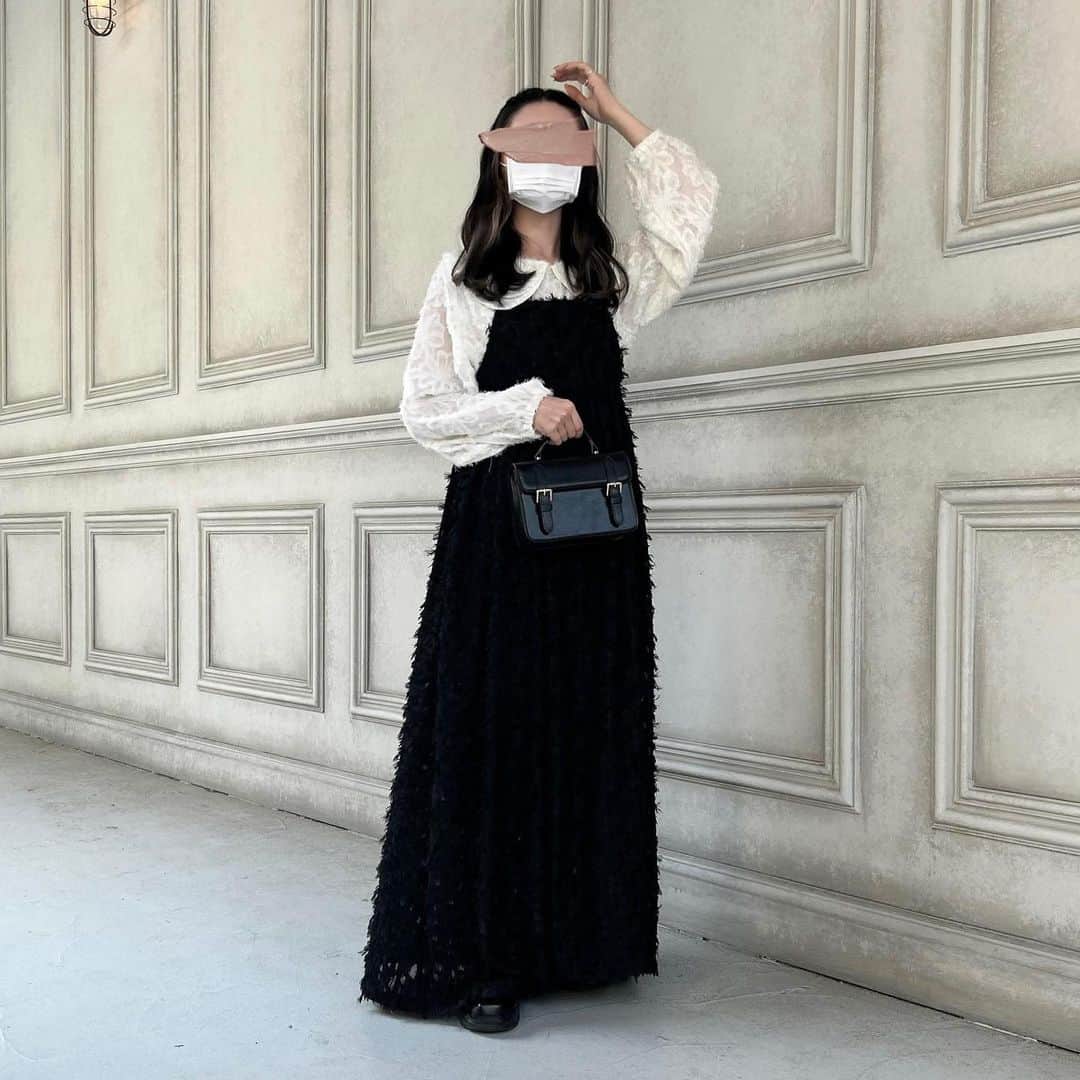 のインスタグラム：「おでこ出てるマン💭💭💭 . . . ふわふわブラウスにふわふわキャミワンピで ふわふわふわふわコーデ🐏🐏🐏🐏🐏 . 靴以外ぜーーーんぶamr.だよ . 久しぶりにおでこ出てるマン(禿げ) . 最近外出る時ストレート多かったから 髪の毛巻き巻きして外出るのも久しぶりだな💭 . . . 今日は朝から作業な日でした🌼 まだやること沢山だから夜も明日も頑張ろ🥱 . 荷物届いたら撮影しようと思ってる TIKTOKがあるんだけど中々届かない〜 . 早く届け〜💫💫💫💫💫 . . . #春コーデ #春服コーデ #春服 #ワンピースコーデ  #ブラウスコーデ #大学生コーデ #ワンピース #キャミワンピ  #デートコーデ #キャミワンピース #フレンチガーリー」