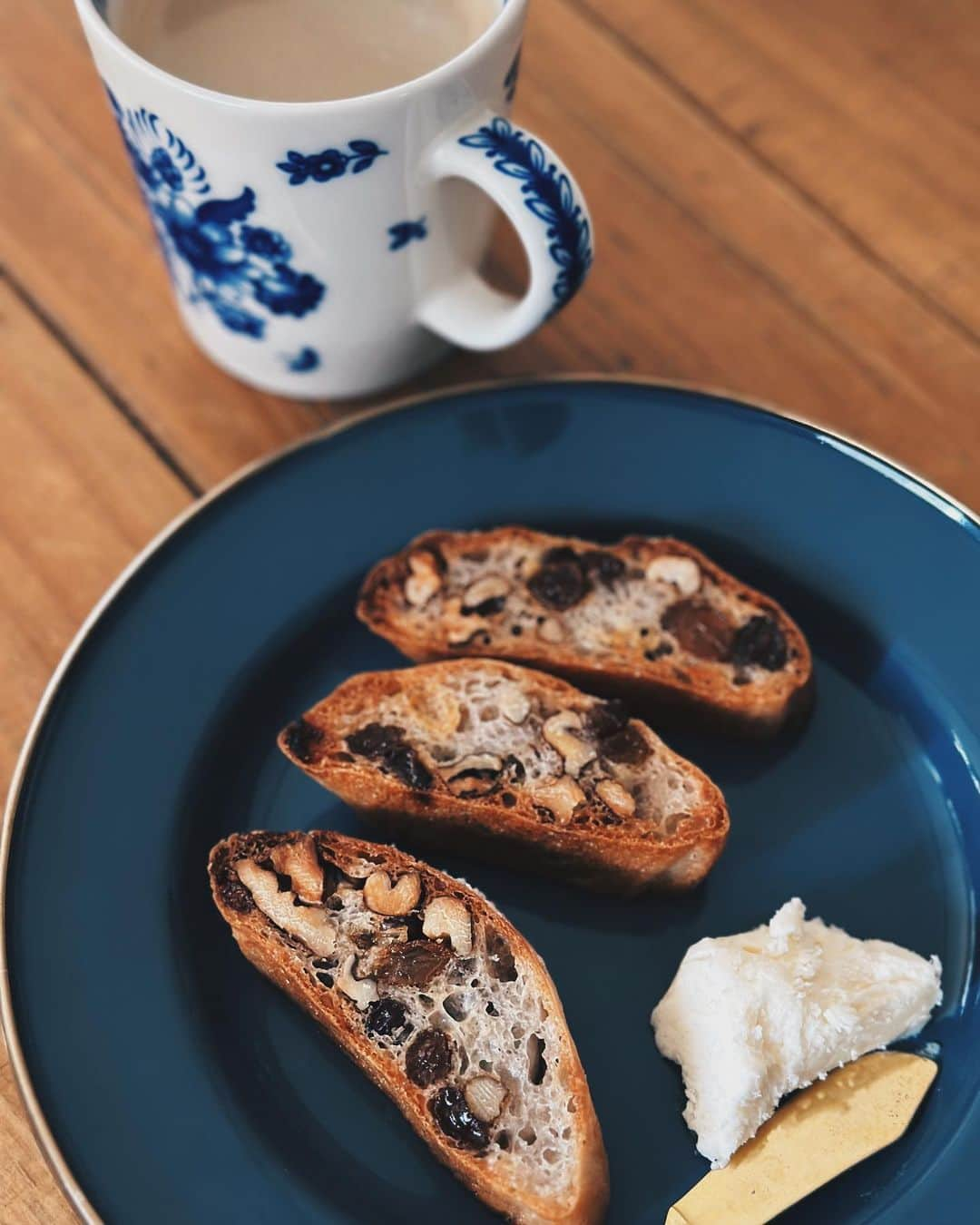 沖樹莉亜のインスタグラム：「昨日作った 胡桃とレーズンの米バタール🥖  止まらない美味しさ❤️🙏 いくらでも食べられる🤣🙌💖  #グルテンフリー #生米パン  #胡桃 #レーズン  #glutenfree  #ricebread」