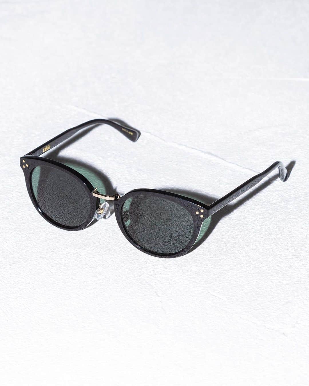 BEAUTY&YOUTH UNITED ARROWSさんのインスタグラム写真 - (BEAUTY&YOUTH UNITED ARROWSInstagram)「＜ch!iii×KANEKO OPTICAL×BEAUTY&YOUTH＞ 発売日のお知らせです！  ーーーーーーーーーーーー ＜ch!iii×KANEKO OPTICAL×BEAUTY&YOUTH＞ サングラス　¥22,000 1844-699-0835  前回も大変ご好評いただいた<Ch!iii×KANEKO OPTICAL×BEAUTY&YOUTH>のトリプルコラボレーションアイウェアから第二弾として春夏用にサングラスを作成。 オーセンティックなボストン型をベースに、正面のブリッジは金属パーツを採用することによって抜け感を演出。また今回も掛け心地に拘るためクリングスパッドを採用し、UVカット付きで日常使いしやすい仕様にアップデート。付属ケースはch!iii BAGでも使用しているレザーでご用意。特別感のあるサングラスで、今年の夏を迎えてみては。  ※お一人様一点のみご購入いただけます。 ※詳細は各店舗へお問い合わせください。  ▼発売日 5月26日（金） ※一部店舗のみの展開となります。  ユナイテッドアローズ　オンラインストア・ゾゾタウン 5月26日（金）11:00〜  ▼発売店舗 ビューティ＆ユース　福岡店 ビューティ＆ユース　大阪店 ビューティ＆ユース　新宿ウィメンズストア ユナイテッドアローズ　横浜店 ユナイテッドアローズ　名古屋店 ユナイテッドアローズ オンラインストア ゾゾタウン  #BEAUTYANDYOUTH #ビューティアンドユース #UNITEDARROWS #ユナイテッドアローズ #chiiii #チー #サングラス —BY STORE ACCOUNT— WOMEN @beautyandyouth_women_stor」5月12日 10時00分 - beautyandyouth_official