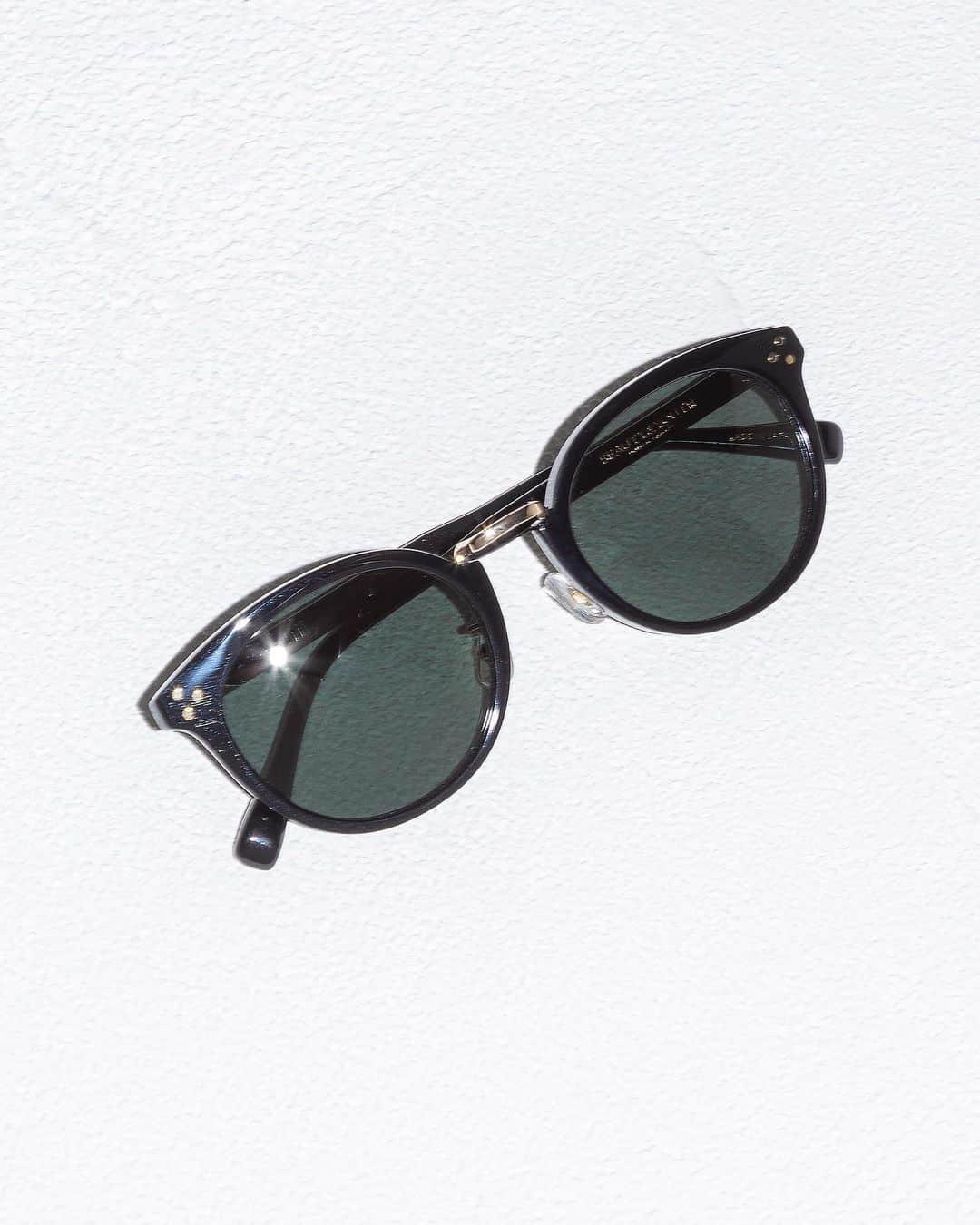 BEAUTY&YOUTH UNITED ARROWSさんのインスタグラム写真 - (BEAUTY&YOUTH UNITED ARROWSInstagram)「＜ch!iii×KANEKO OPTICAL×BEAUTY&YOUTH＞ 発売日のお知らせです！  ーーーーーーーーーーーー ＜ch!iii×KANEKO OPTICAL×BEAUTY&YOUTH＞ サングラス　¥22,000 1844-699-0835  前回も大変ご好評いただいた<Ch!iii×KANEKO OPTICAL×BEAUTY&YOUTH>のトリプルコラボレーションアイウェアから第二弾として春夏用にサングラスを作成。 オーセンティックなボストン型をベースに、正面のブリッジは金属パーツを採用することによって抜け感を演出。また今回も掛け心地に拘るためクリングスパッドを採用し、UVカット付きで日常使いしやすい仕様にアップデート。付属ケースはch!iii BAGでも使用しているレザーでご用意。特別感のあるサングラスで、今年の夏を迎えてみては。  ※お一人様一点のみご購入いただけます。 ※詳細は各店舗へお問い合わせください。  ▼発売日 5月26日（金） ※一部店舗のみの展開となります。  ユナイテッドアローズ　オンラインストア・ゾゾタウン 5月26日（金）11:00〜  ▼発売店舗 ビューティ＆ユース　福岡店 ビューティ＆ユース　大阪店 ビューティ＆ユース　新宿ウィメンズストア ユナイテッドアローズ　横浜店 ユナイテッドアローズ　名古屋店 ユナイテッドアローズ オンラインストア ゾゾタウン  #BEAUTYANDYOUTH #ビューティアンドユース #UNITEDARROWS #ユナイテッドアローズ #chiiii #チー #サングラス —BY STORE ACCOUNT— WOMEN @beautyandyouth_women_stor」5月12日 10時00分 - beautyandyouth_official