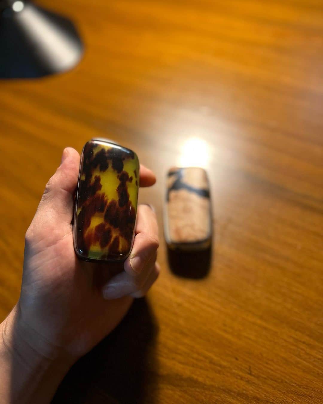 山口一郎のインスタグラム：「加熱式たばこ「Ploom X」とのコラボレーションで、オリジナルデザインのアクセサリーを制作しました。  ”KATSURA”と"BEKKO”という、日本の工芸技術とマテリアルをミックスしたモデルになっています。  「Ploom X CLUB」でのキャンペーンや店頭でのプリントサービスで手に入れられるので、是非。  #PloomX」