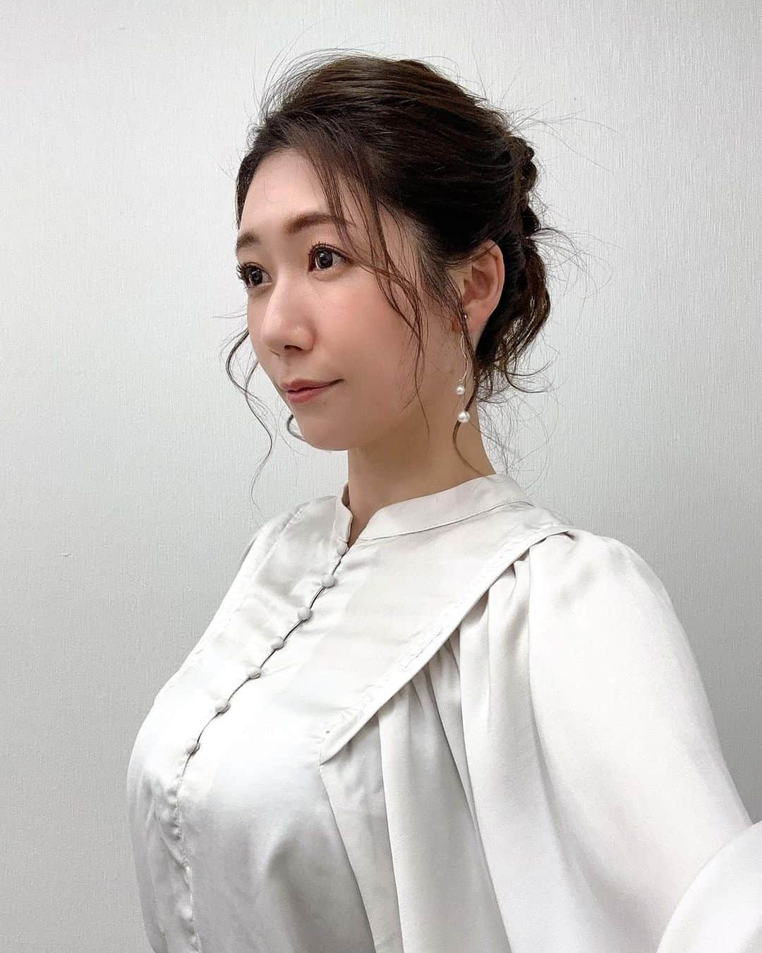 穂川果音さんのインスタグラム写真 - (穂川果音Instagram)「hair style  アップヘアだよ！  earrings→ @la_mimosa_accessori  #ヘアアレンジ　#ヘアスタイル　#hairarrange #サイドアップ　#アップヘア　#イヤリング　#アベプラ」5月11日 18時27分 - hokawakanonn