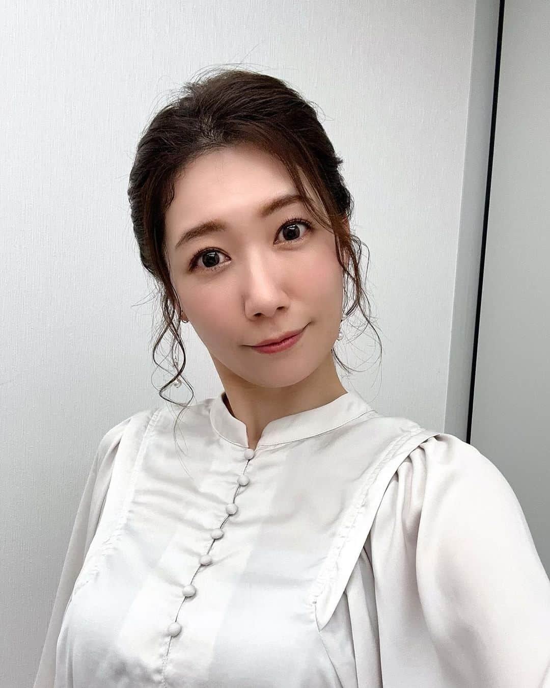 穂川果音さんのインスタグラム写真 - (穂川果音Instagram)「hair style  アップヘアだよ！  earrings→ @la_mimosa_accessori  #ヘアアレンジ　#ヘアスタイル　#hairarrange #サイドアップ　#アップヘア　#イヤリング　#アベプラ」5月11日 18時27分 - hokawakanonn