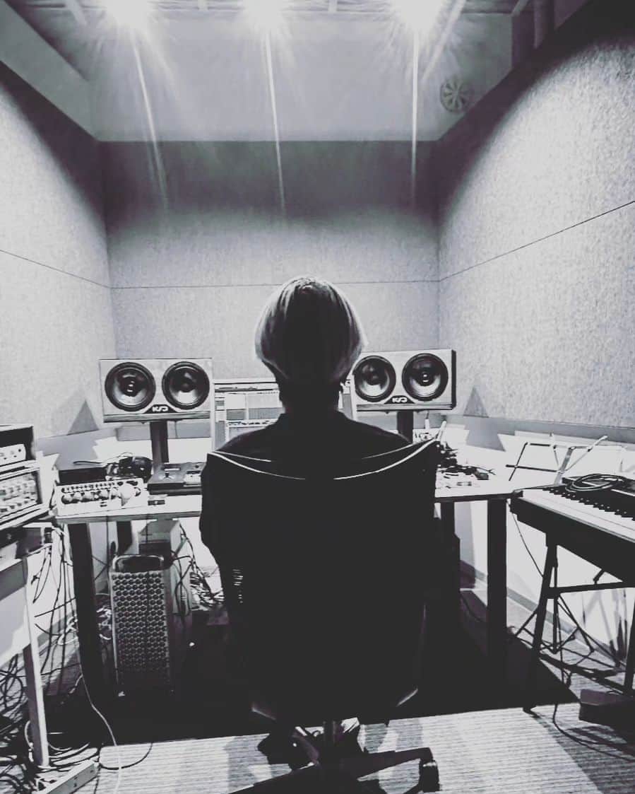 滝澤諒のインスタグラム：「オンライントーク完売ありがとう。  昨日アルバムの曲順を決めました  すごい良いスピーカーで聴いた  一曲一曲に魂があって、思い出があって、出会いがあって  作品を創るということに大きな意味を感じてるよ今  #MYTRACE」