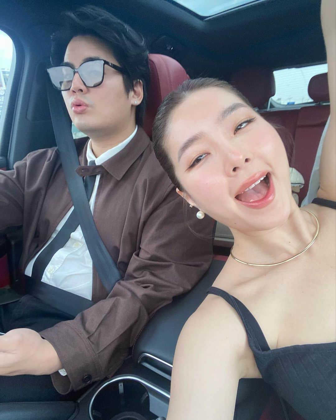 GYEON SEOのインスタグラム：「_* you are my everyday 🤎 . . วันก่อนๆไปทานปิ้งย่างเกาหลี ทานเกือบเสร็จจีก็เลยไปล้างมือ ที่ห้องน้ำ พอกลับมา พี่ฮั่นถือกล่อง หนึ่งในมือซ้าย ถือกล้องในมือขวา แล้วบอกว่าเปิดดูสิ 🫣😳 ไอเราก็ทั้งตกใจ ทั้งตื่นเต้นน ทั้งอึ้ง  ว่านี่มันเกิดอะไรขึ้นน ต่างๆนาๆ สักพักจีก็เอาสติกลับมาละพูดกับพี่ฮั่น ว่าไม่เอาๆไม่อยากโดนขอที่ร้านปิ้งย่าง!!! พี่ฮั่นก็ให้เปิดกล่องอยู่นั่นนนนนน สุดท้ายจีก็ค่อยๆเปิด แล้วมันคือ…  คือ!! กำไรค่ะ!! 🤣😂 โอ๋ยยยยย คิดเอง เออเองง อีจีเอ่ย 🥹🥹 งื้อออออ แต่ขอบคุณสำหรับของขวัญ anniversary ย้อนหลังนะคะที่รัก ที่หลังไม่ต้องซื้อของขวัญมาหรอก เอาเงินสดมาก็พอ 55555 พูดเล่นนน 🤪🤪 รักที่รักค๊าบบบบ 🫶🏻 @hunz_iph   #6thanniversary #hunzgmemo」